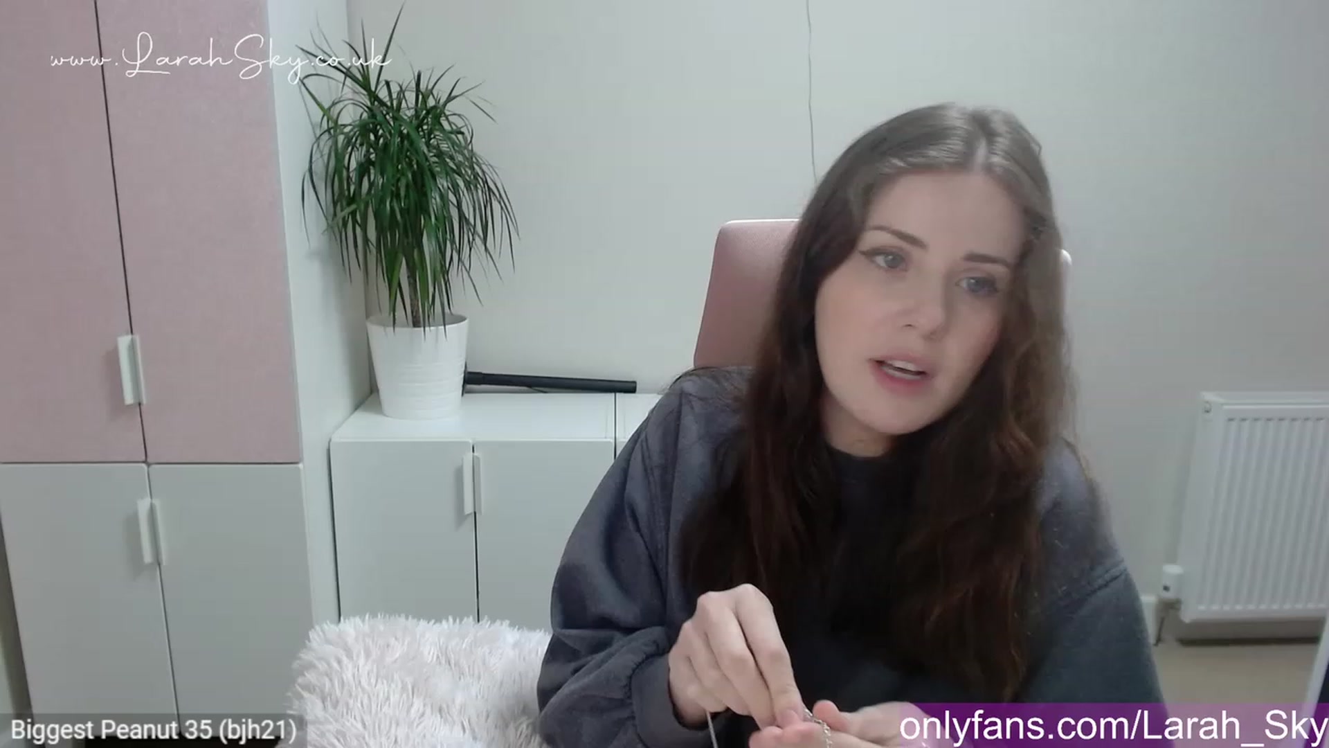 Gallery image thumbnail from Larah_Sky's myfreecams stream on, 05/21/2023, 21:03 image 11 of 20