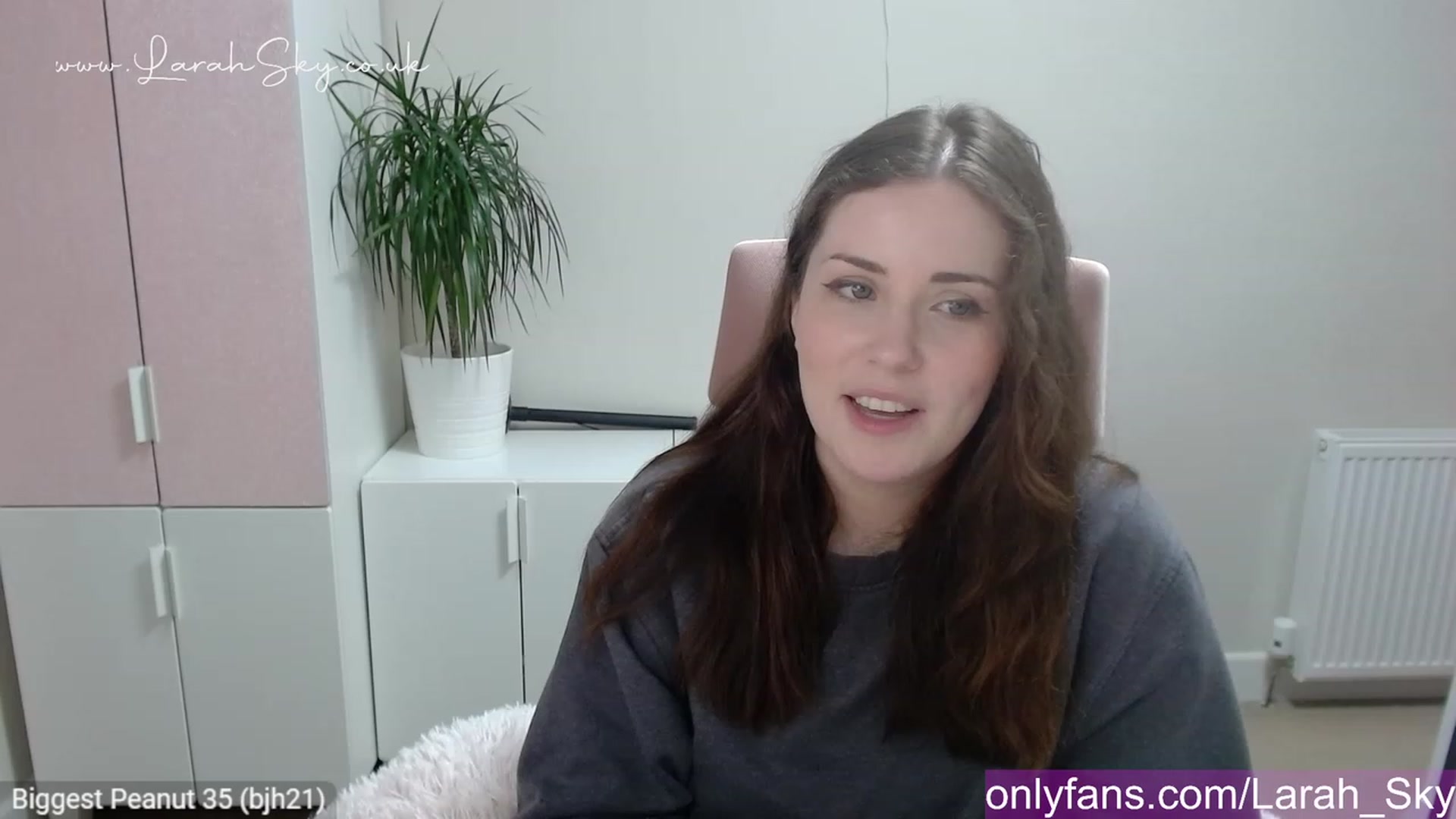 Gallery image thumbnail from Larah_Sky's myfreecams stream on, 05/21/2023, 21:03 image 20 of 20