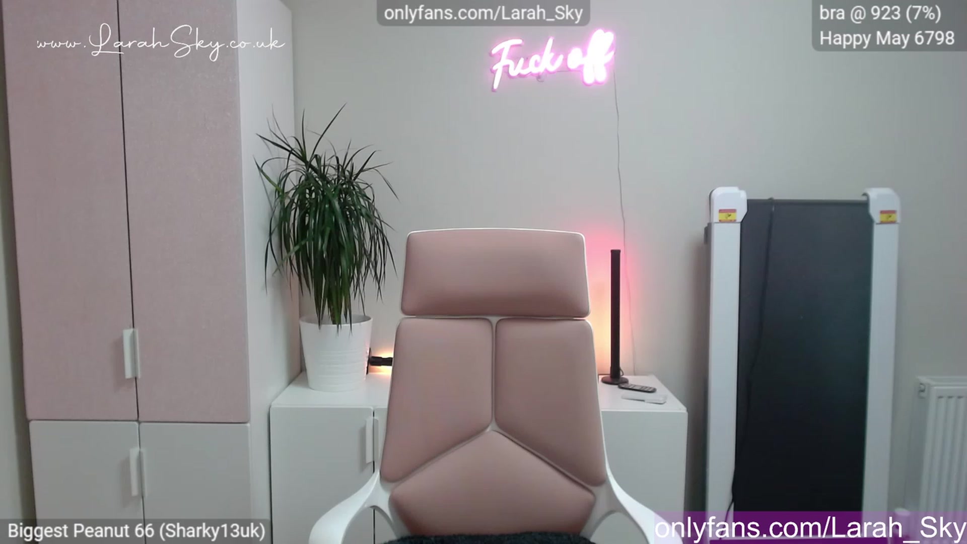 Gallery image thumbnail from Larah_Sky's myfreecams stream on, 05/31/2023, 23:37 image 3 of 20
