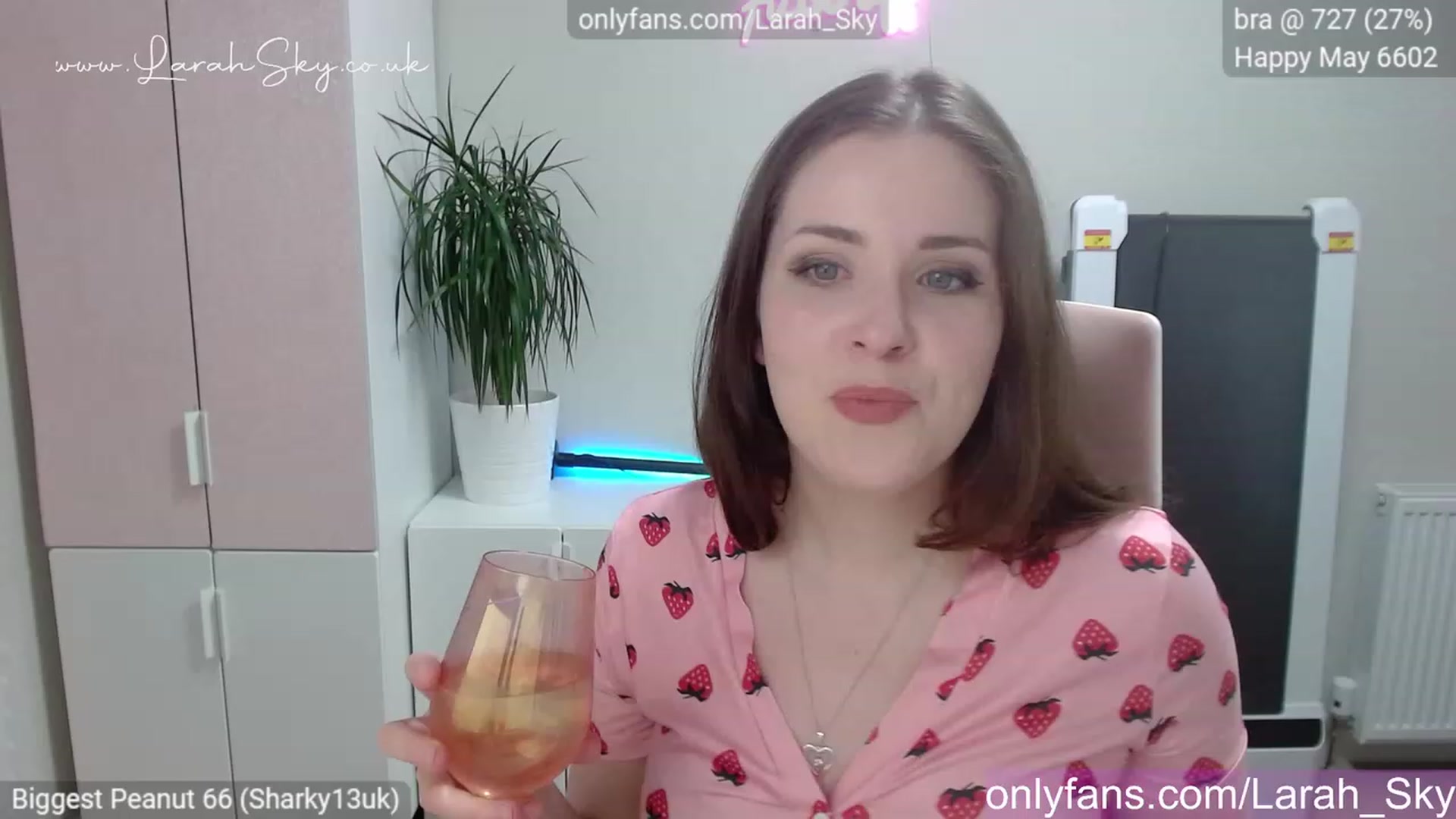 Gallery image thumbnail from Larah_Sky's myfreecams stream on, 05/31/2023, 23:37 image 9 of 20