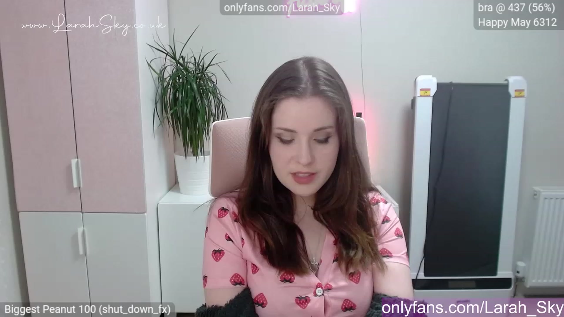 Gallery image thumbnail from Larah_Sky's myfreecams stream on, 05/31/2023, 23:37 image 17 of 20
