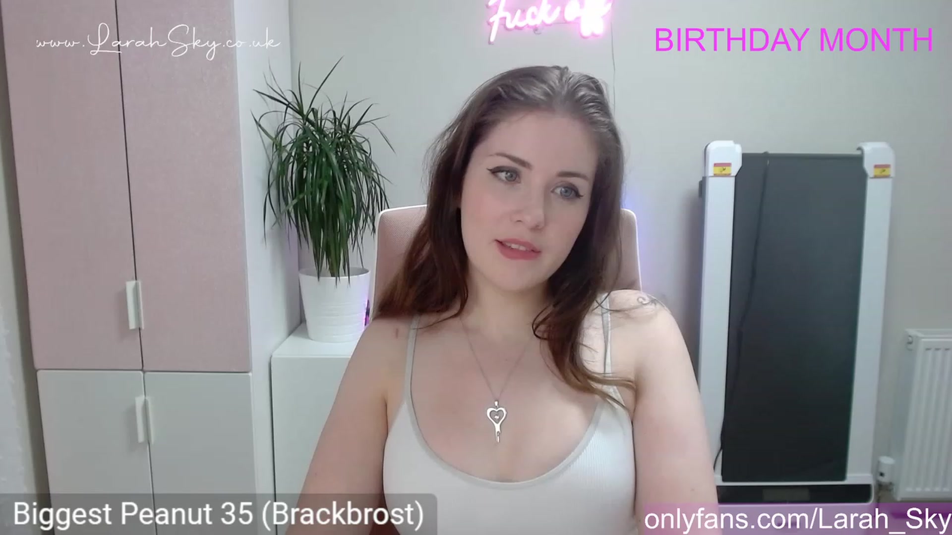 Gallery image thumbnail from Larah_Sky's myfreecams stream on, 06/01/2023, 22:09 image 16 of 20