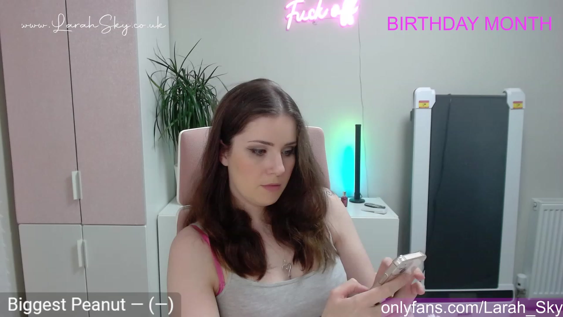 Gallery image thumbnail from Larah_Sky's myfreecams stream on, 06/02/2023, 20:56 image 3 of 20