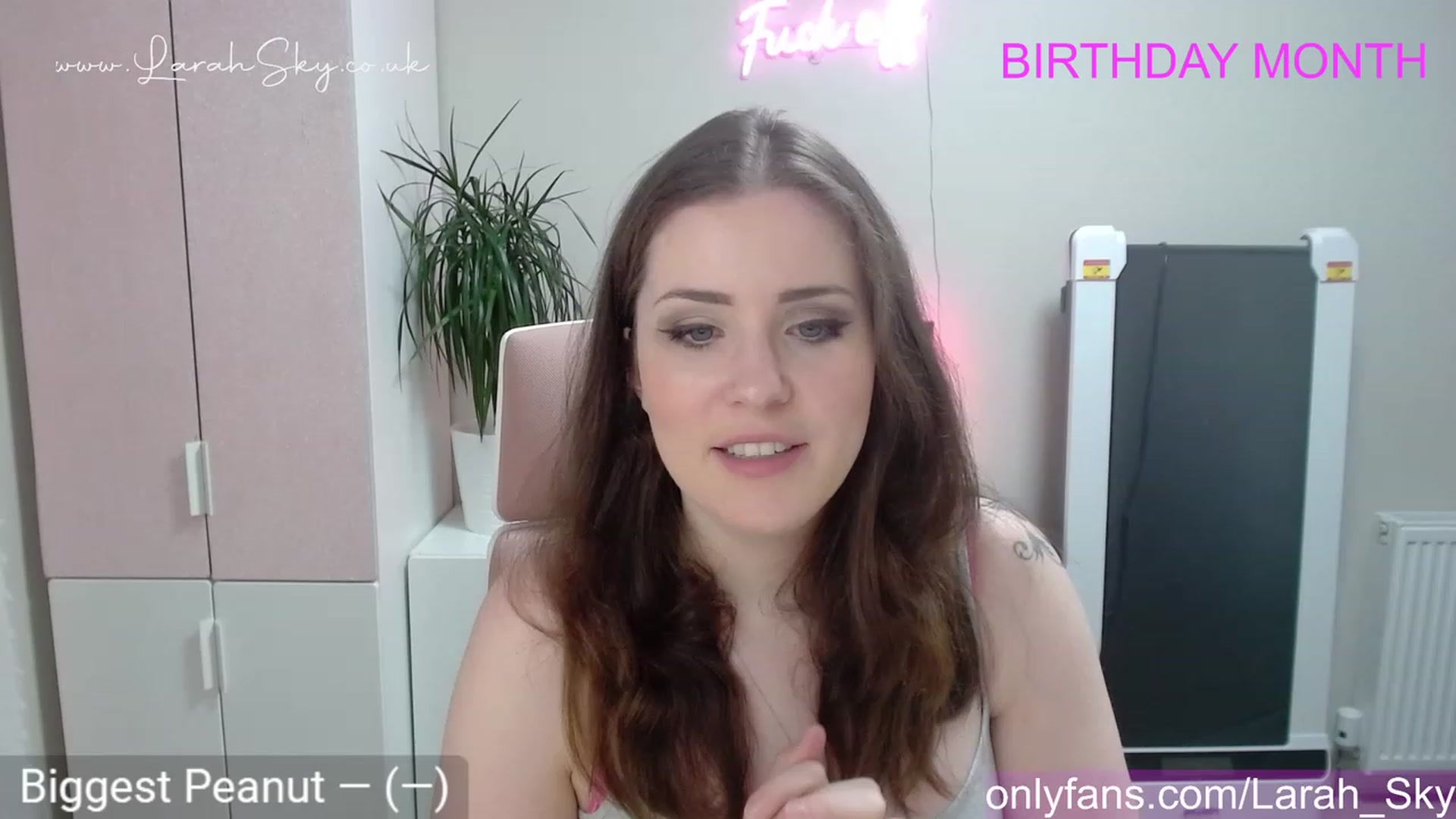 Gallery image thumbnail from Larah_Sky's myfreecams stream on, 06/02/2023, 20:56 image 4 of 20