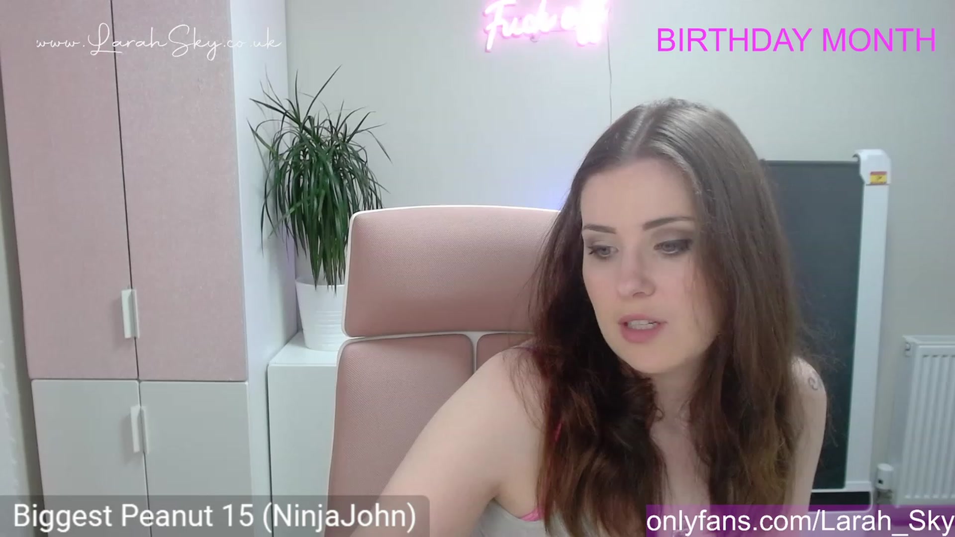 Gallery image thumbnail from Larah_Sky's myfreecams stream on, 06/02/2023, 20:56 image 5 of 20