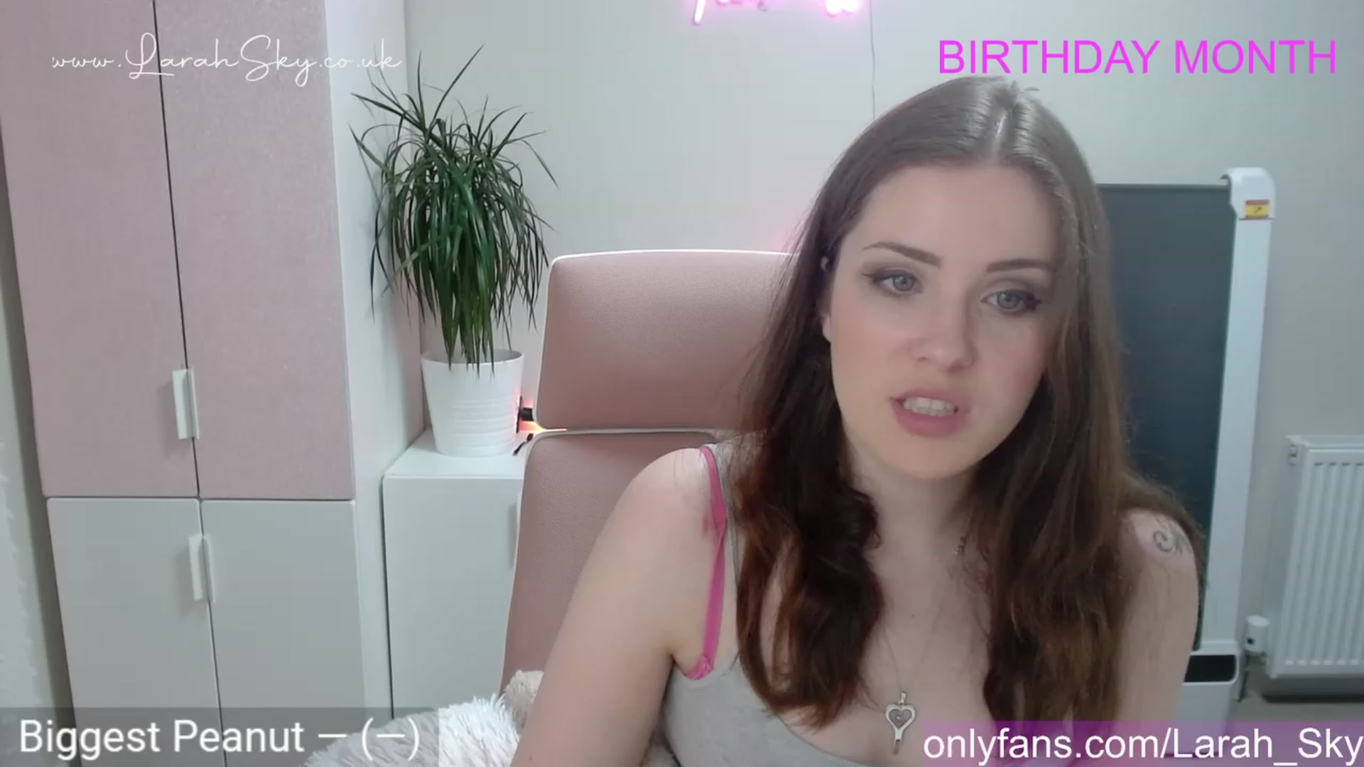 Gallery image thumbnail from Larah_Sky's myfreecams stream on, 06/02/2023, 20:56 image 1 of 20