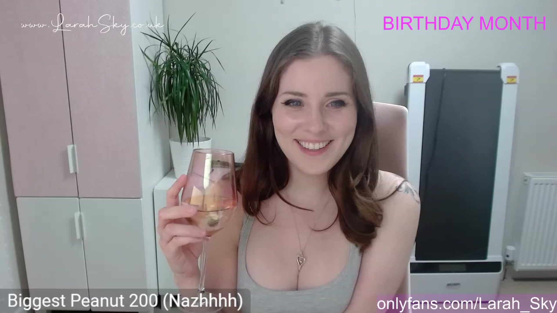 Gallery image thumbnail from Larah_Sky's myfreecams stream on, 06/04/2023, 21:48 image 8 of 20