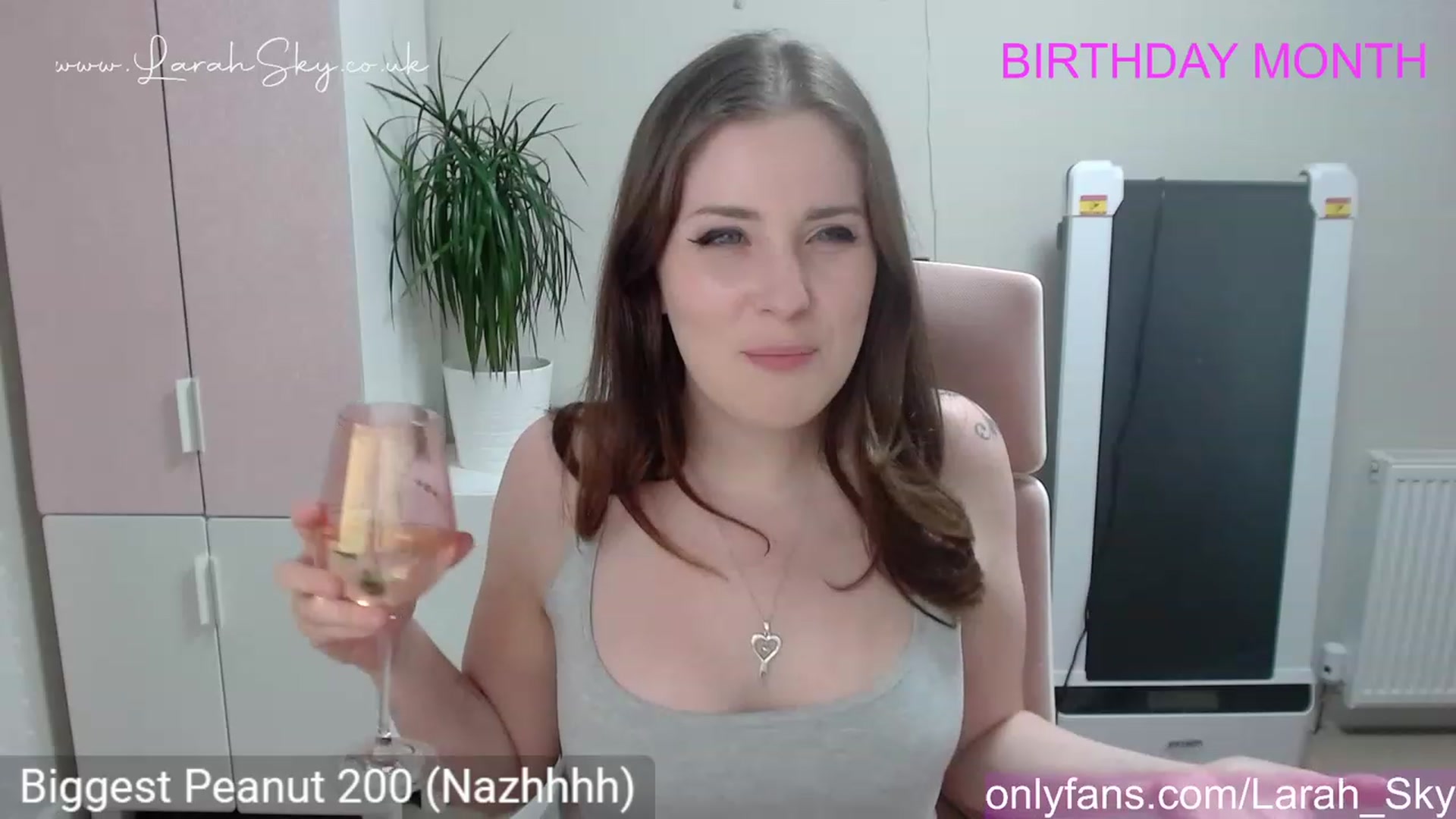 Gallery image thumbnail from Larah_Sky's myfreecams stream on, 06/04/2023, 21:48 image 10 of 20