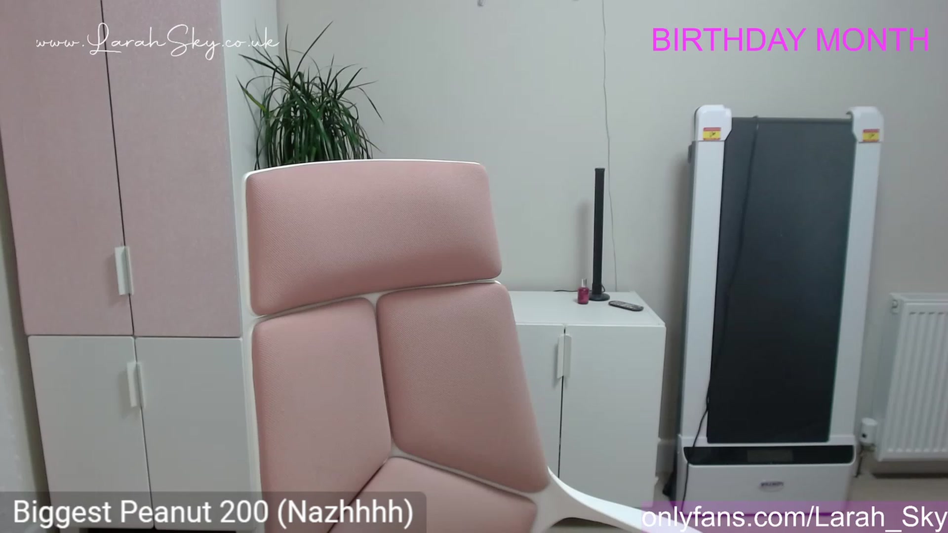 Gallery image thumbnail from Larah_Sky's myfreecams stream on, 06/04/2023, 21:48 image 12 of 20