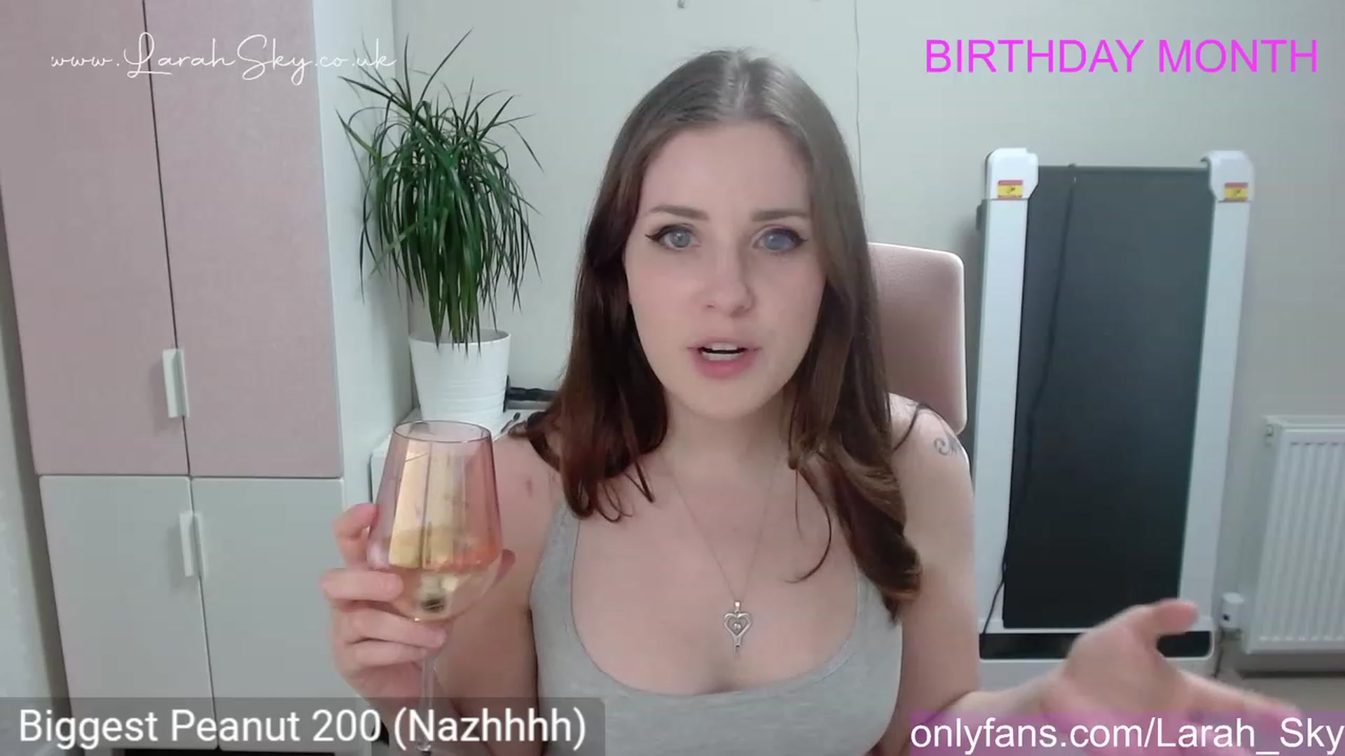 Gallery image thumbnail from Larah_Sky's myfreecams stream on, 06/04/2023, 21:48 image 7 of 20
