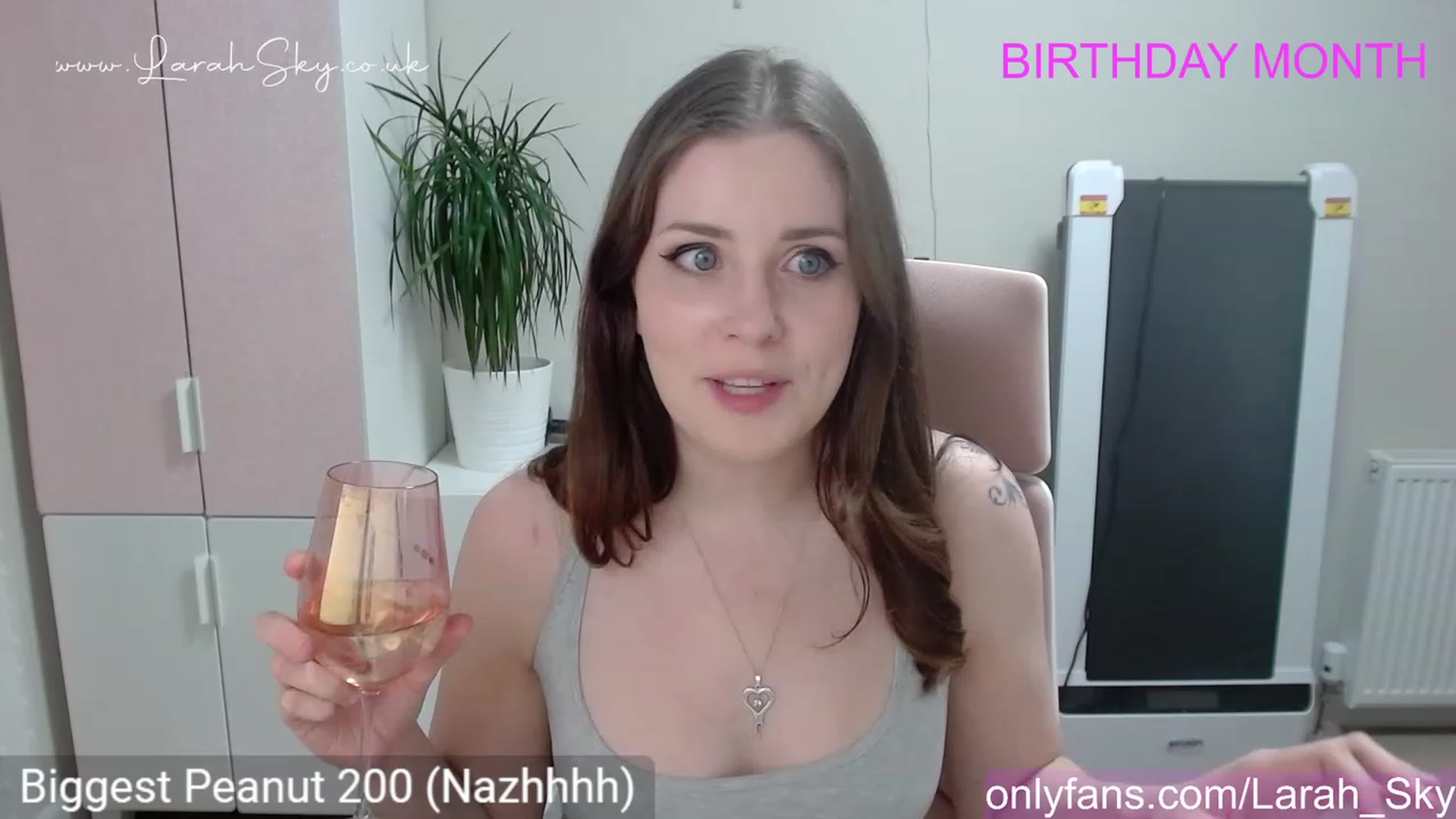 Gallery image thumbnail from Larah_Sky's myfreecams stream on, 06/04/2023, 21:48 image 6 of 20