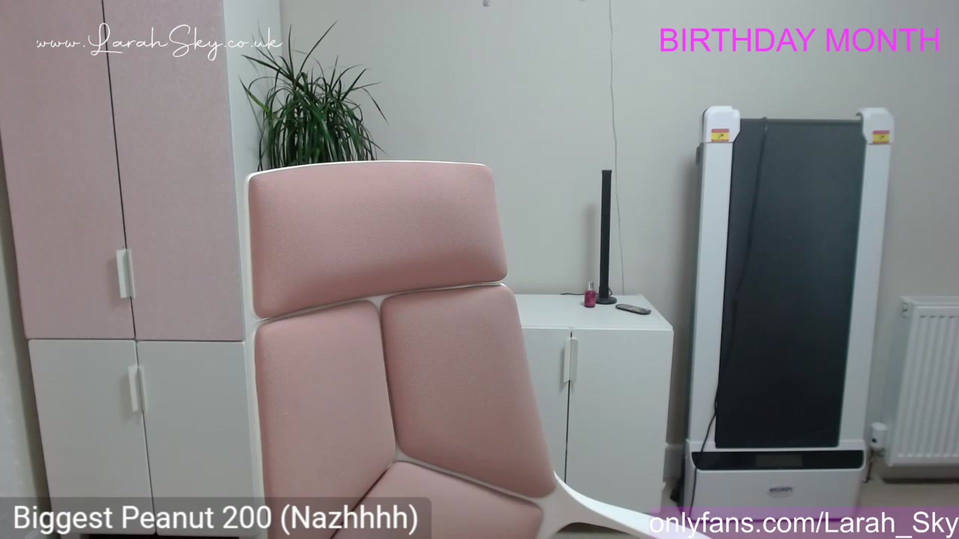 Gallery image thumbnail from Larah_Sky's myfreecams stream on, 06/04/2023, 21:48 image 17 of 20