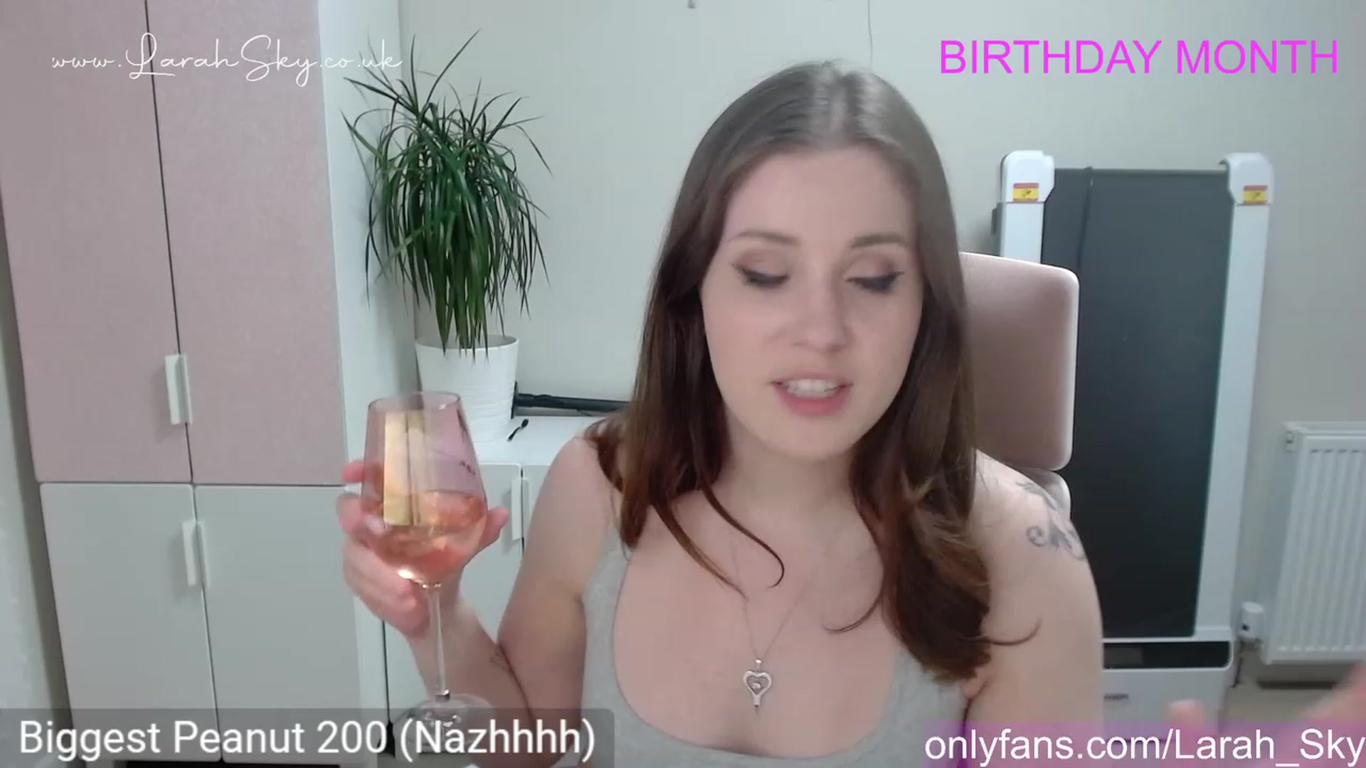 Gallery image thumbnail from Larah_Sky's myfreecams stream on, 06/04/2023, 21:48 image 9 of 20