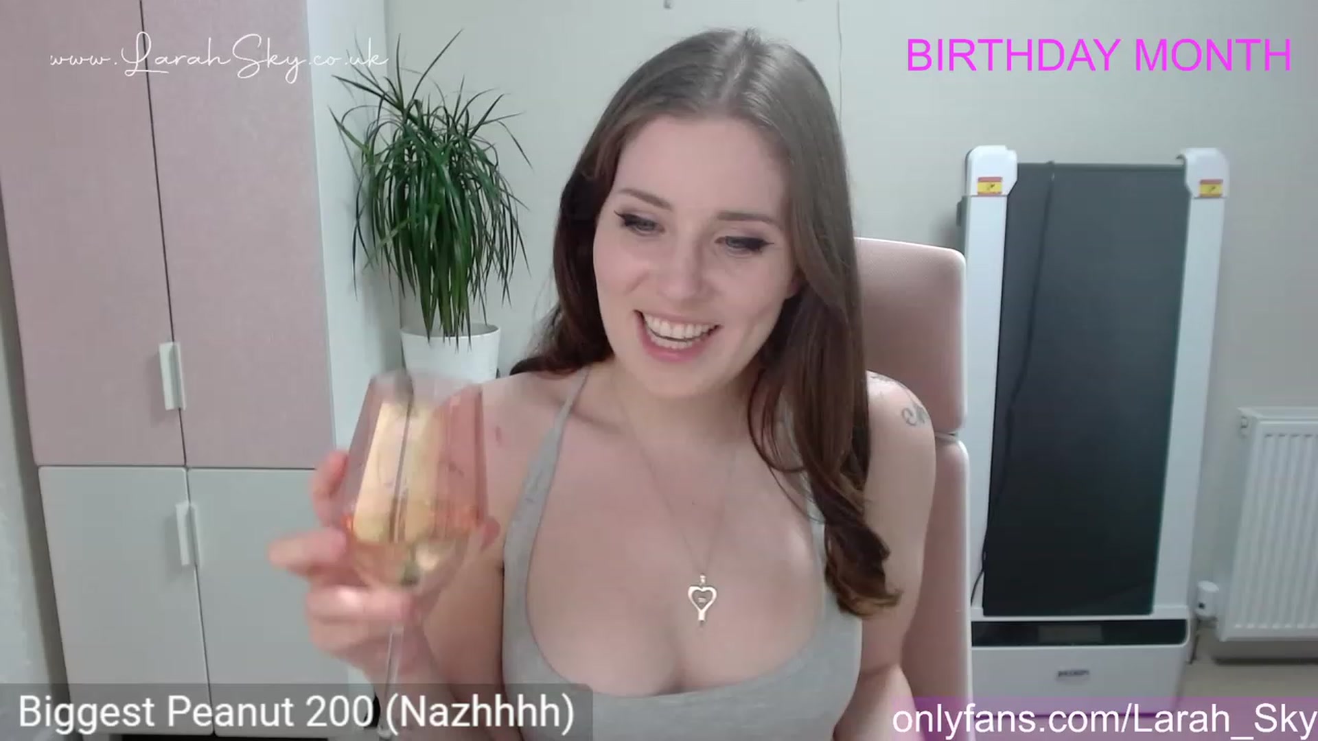 Gallery image thumbnail from Larah_Sky's myfreecams stream on, 06/04/2023, 21:48 image 3 of 20