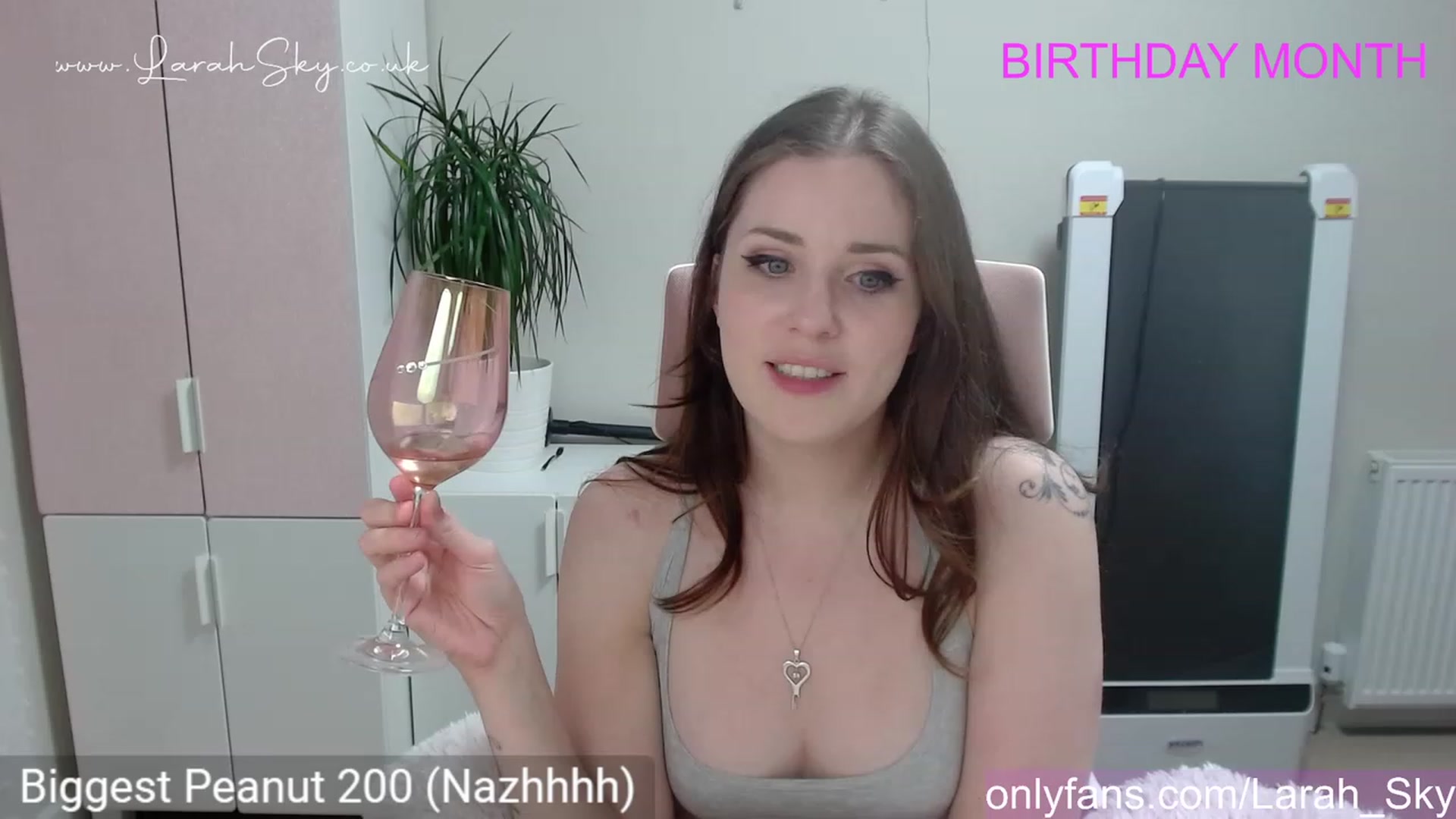 Gallery image thumbnail from Larah_Sky's myfreecams stream on, 06/04/2023, 23:26 image 4 of 20