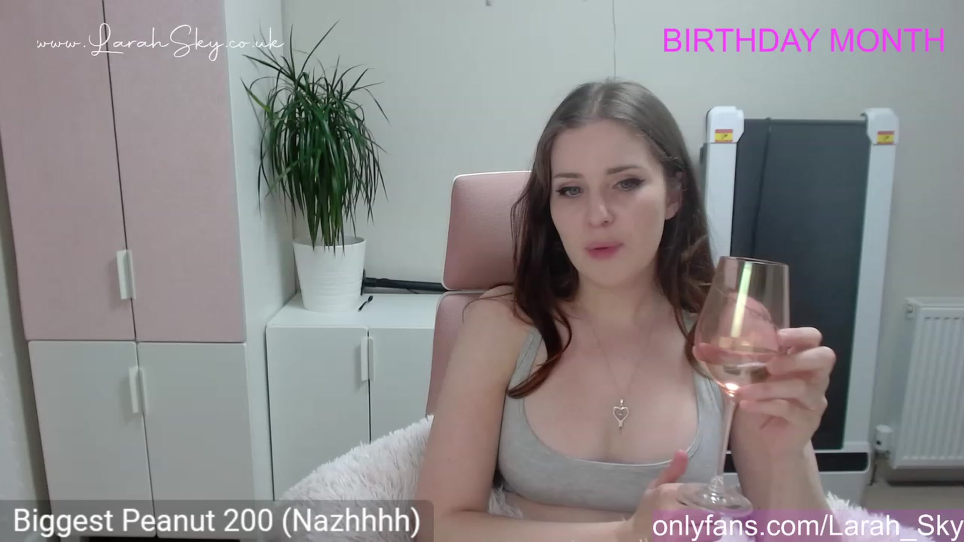 Gallery image thumbnail from Larah_Sky's myfreecams stream on, 06/04/2023, 23:26 image 3 of 20