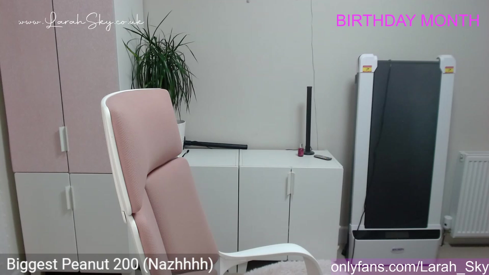 Gallery image thumbnail from Larah_Sky's myfreecams stream on, 06/04/2023, 23:26 image 20 of 20