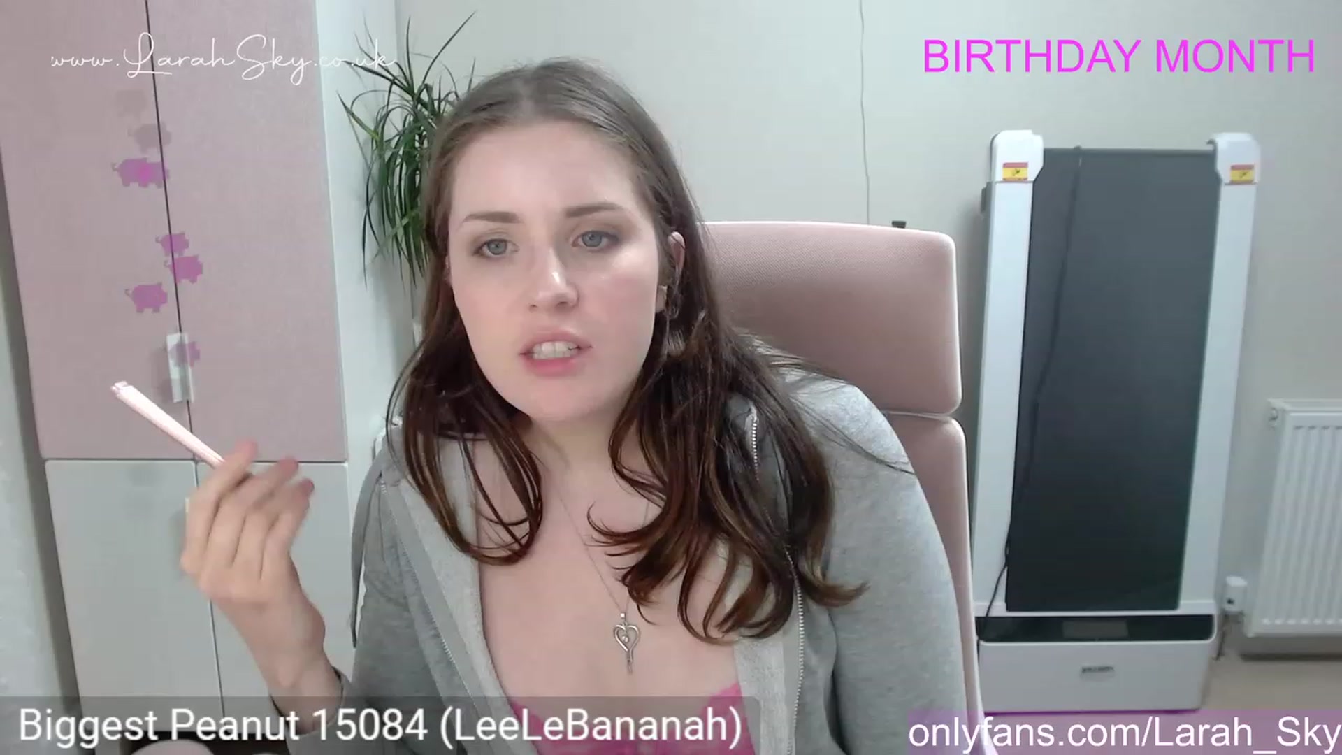 Gallery image thumbnail from Larah_Sky's myfreecams stream on, 06/06/2023, 22:29 image 6 of 20