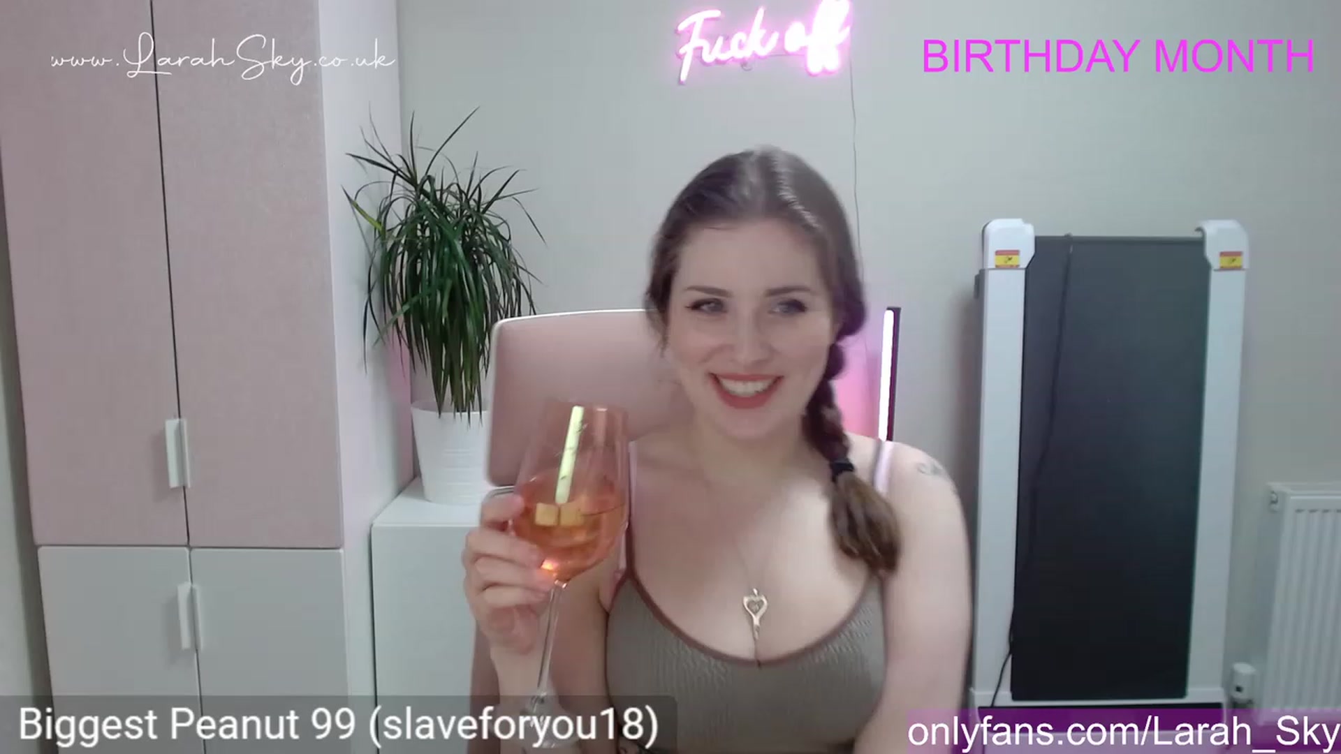 Gallery image thumbnail from Larah_Sky's myfreecams stream on, 06/07/2023, 21:48 image 12 of 20