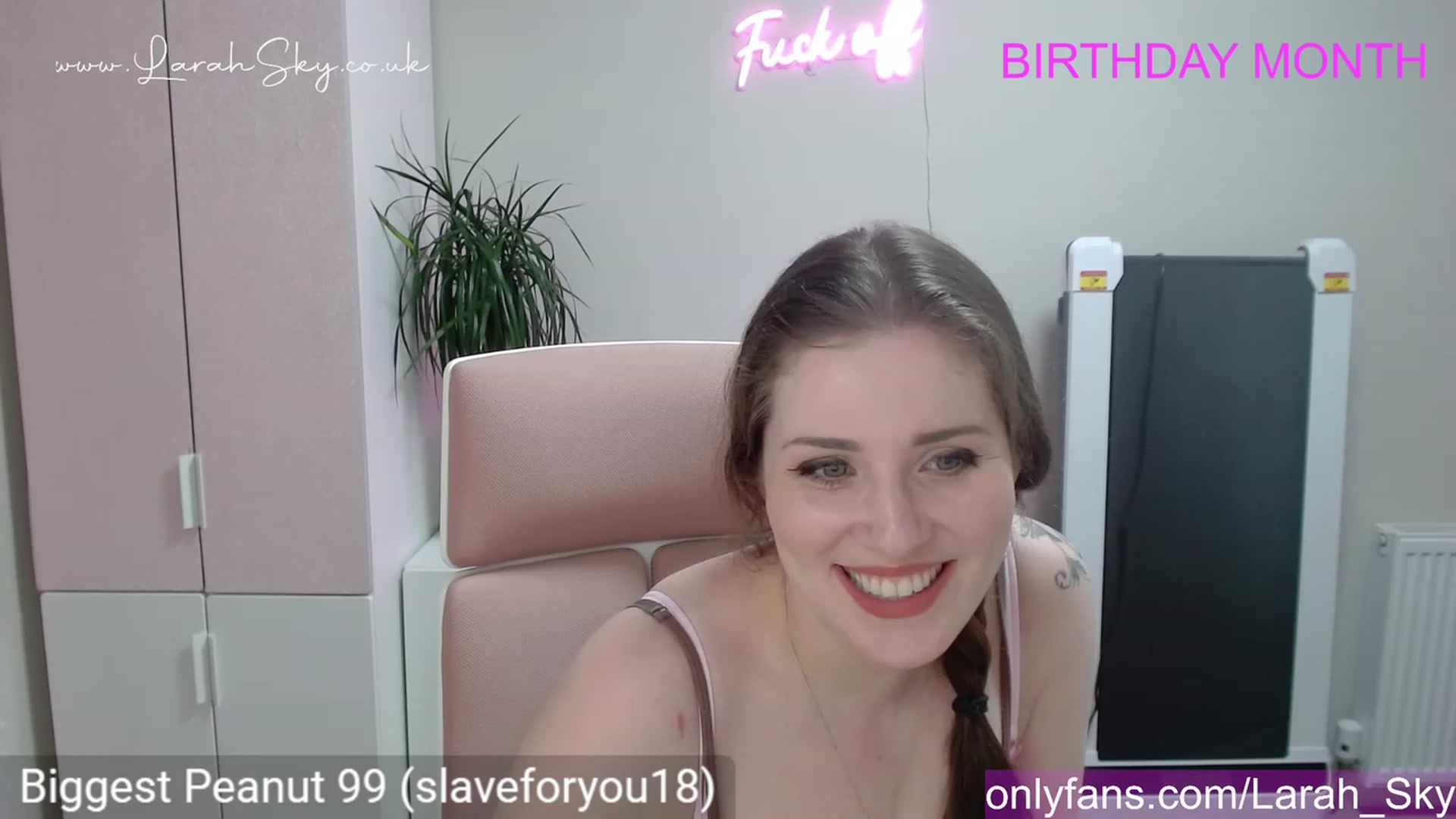 Gallery image thumbnail from Larah_Sky's myfreecams stream on, 06/07/2023, 23:39 image 1 of 20