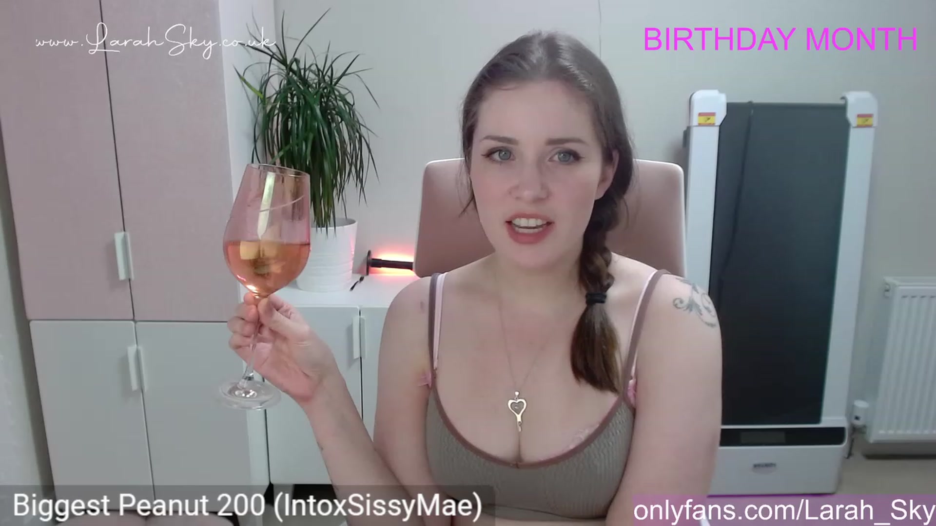Gallery image thumbnail from Larah_Sky's myfreecams stream on, 06/07/2023, 23:39 image 17 of 20