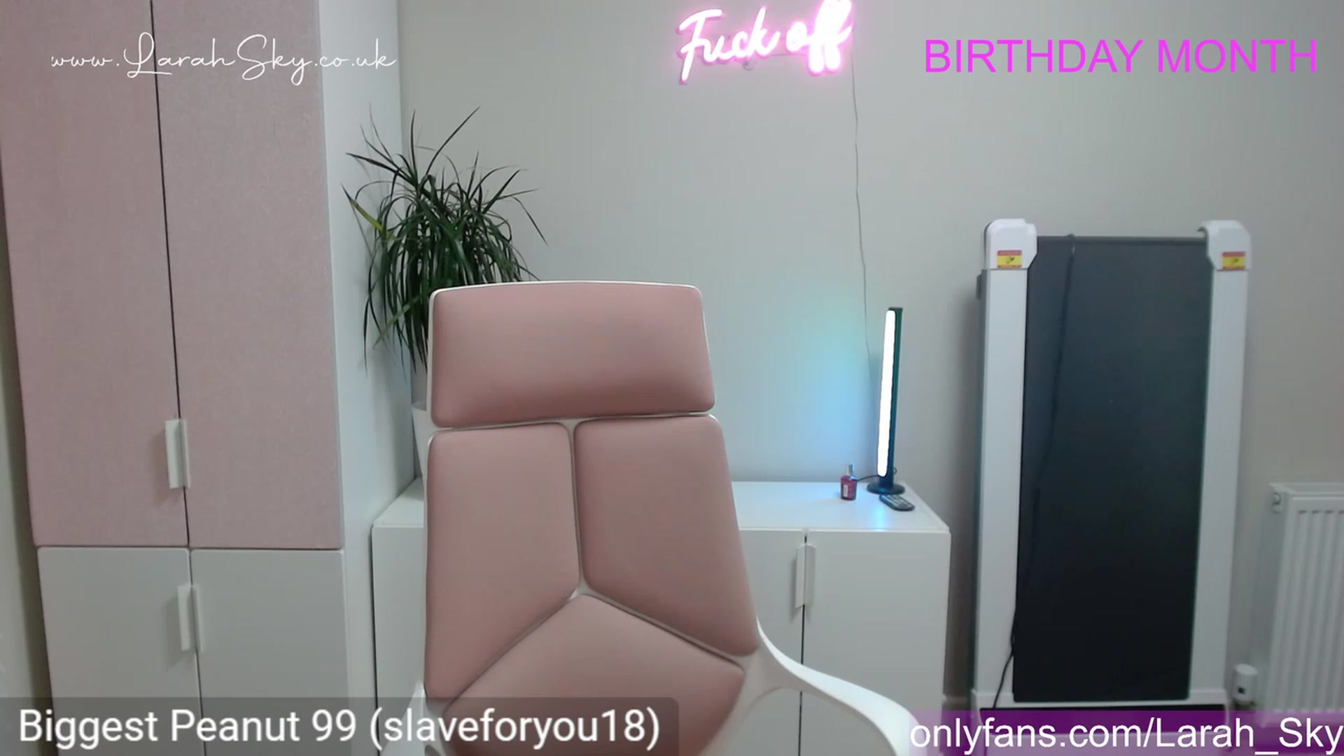 Gallery image thumbnail from Larah_Sky's myfreecams stream on, 06/07/2023, 23:39 image 10 of 20