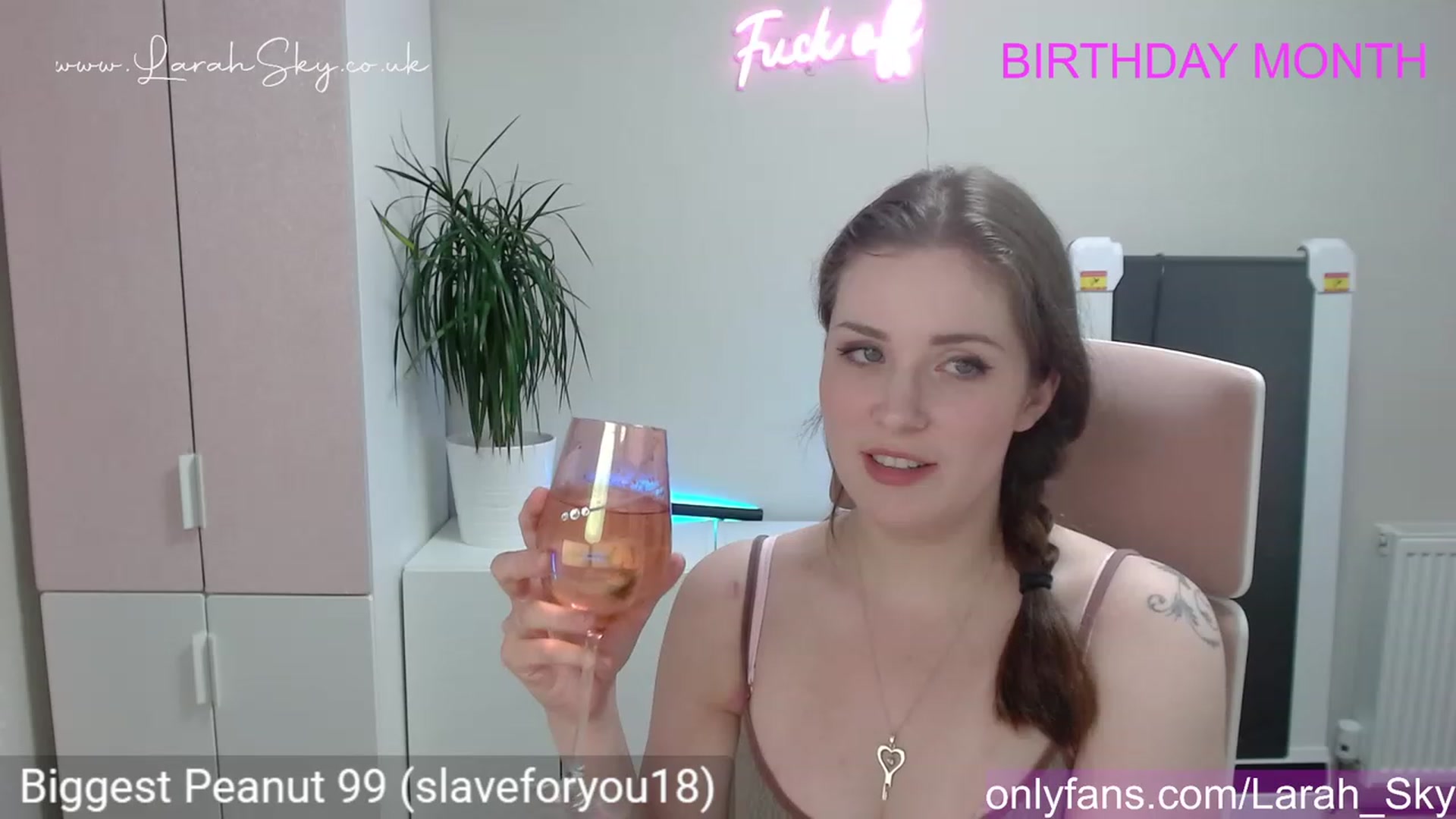 Gallery image thumbnail from Larah_Sky's myfreecams stream on, 06/07/2023, 23:39 image 11 of 20