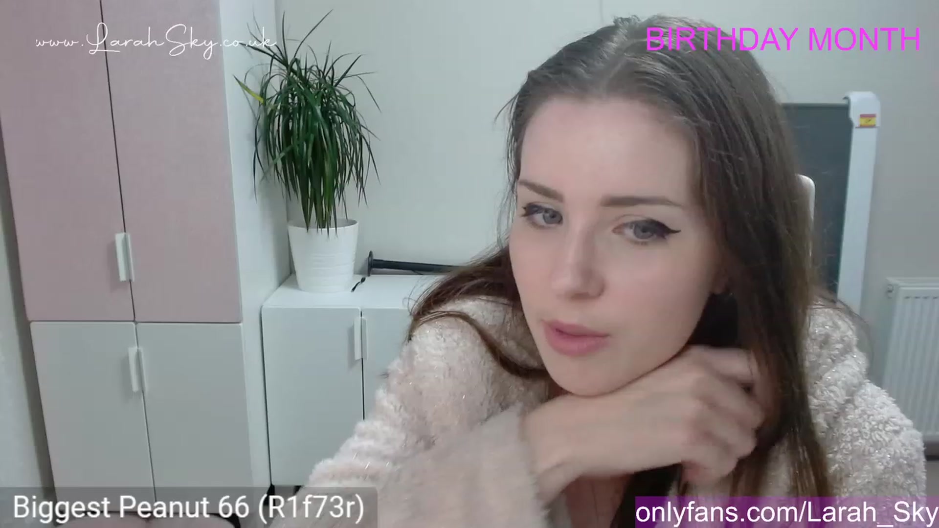 Gallery image thumbnail from Larah_Sky's myfreecams stream on, 06/09/2023, 21:49 image 9 of 20