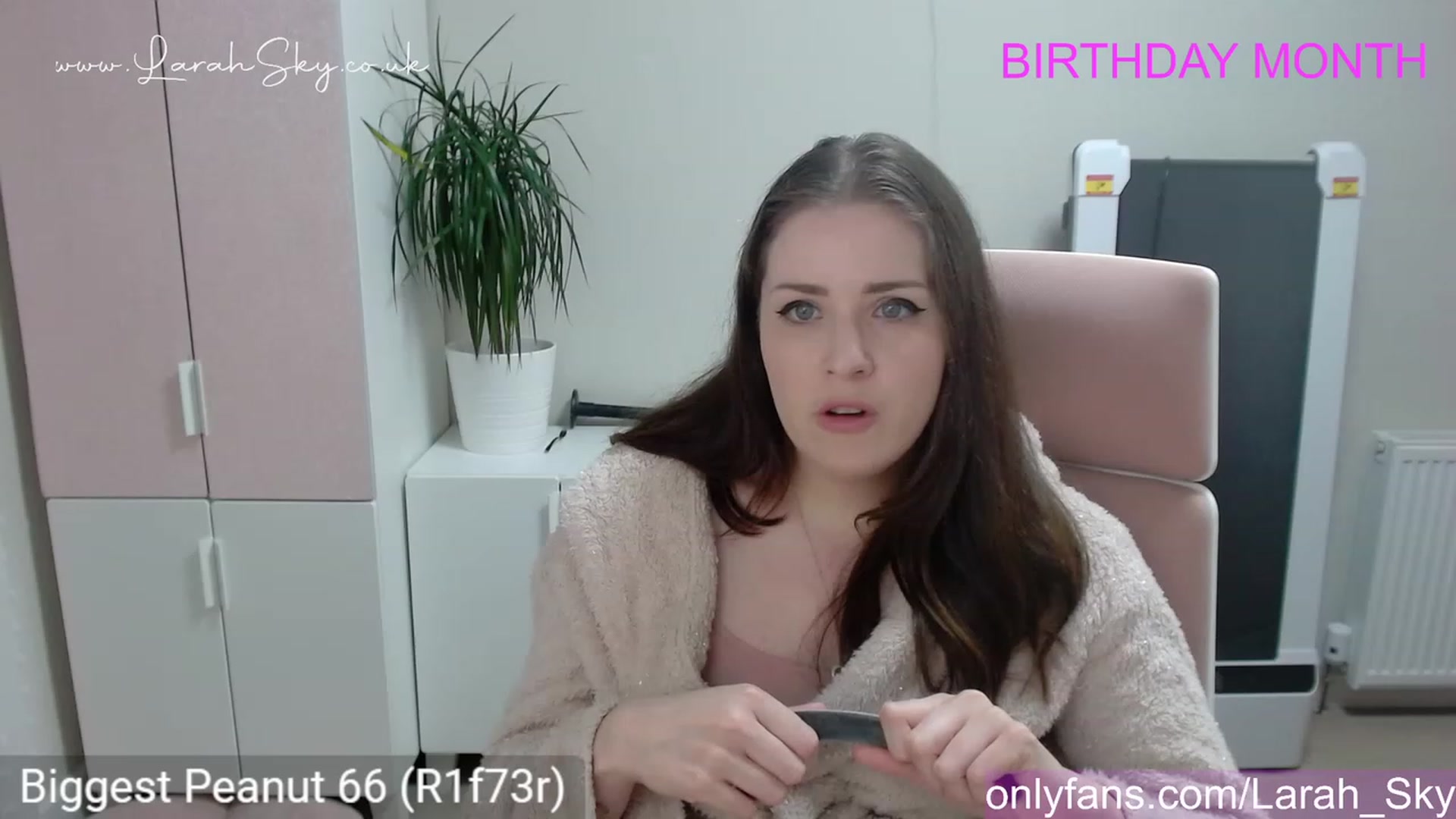 Gallery image thumbnail from Larah_Sky's myfreecams stream on, 06/09/2023, 21:49 image 14 of 20