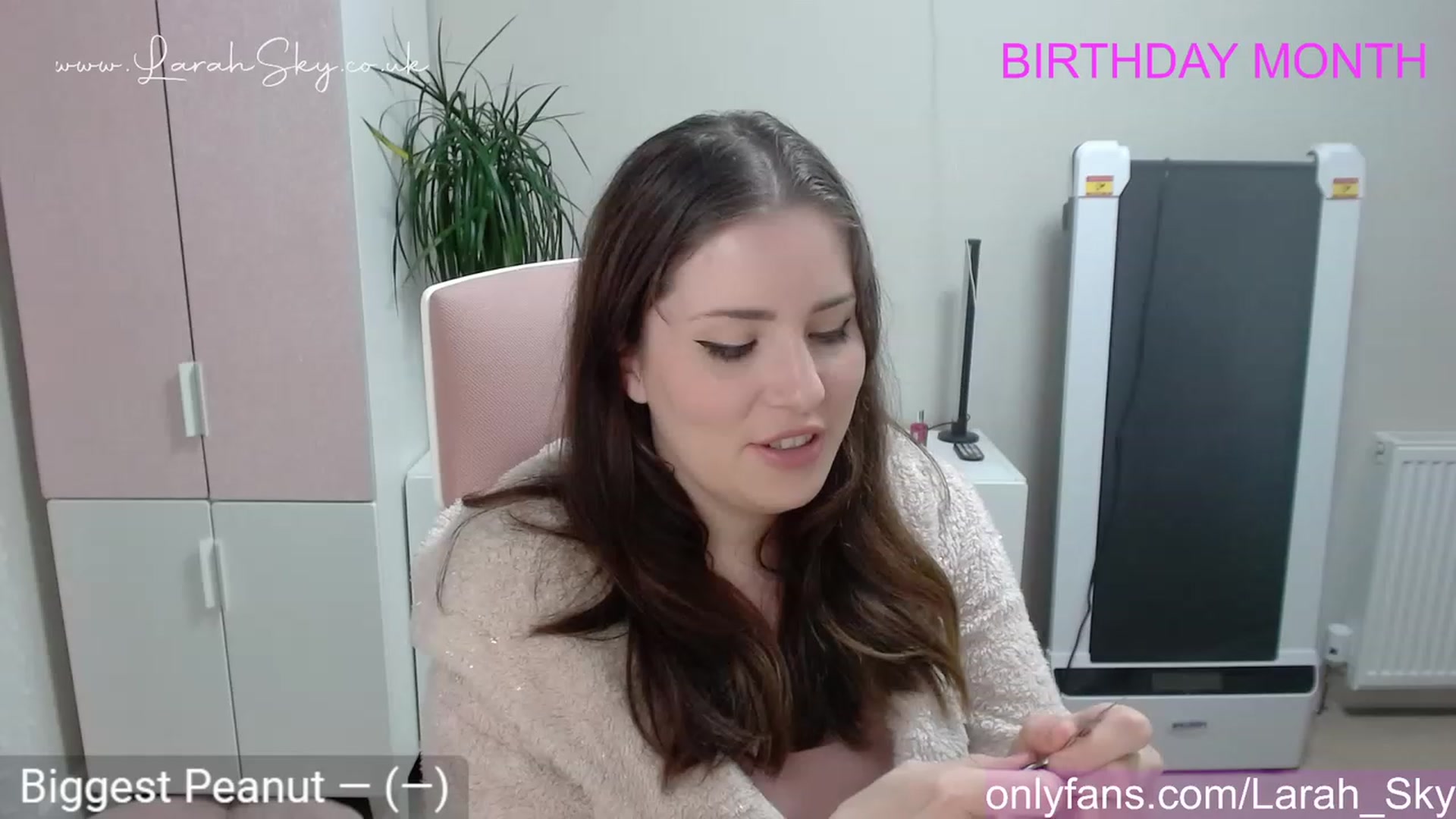 Gallery image thumbnail from Larah_Sky's myfreecams stream on, 06/09/2023, 21:49 image 4 of 20