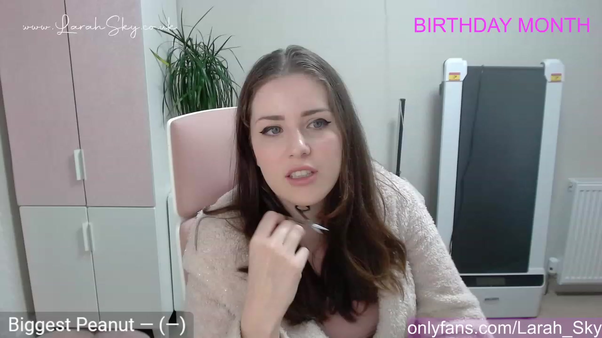 Gallery image thumbnail from Larah_Sky's myfreecams stream on, 06/09/2023, 21:49 image 5 of 20