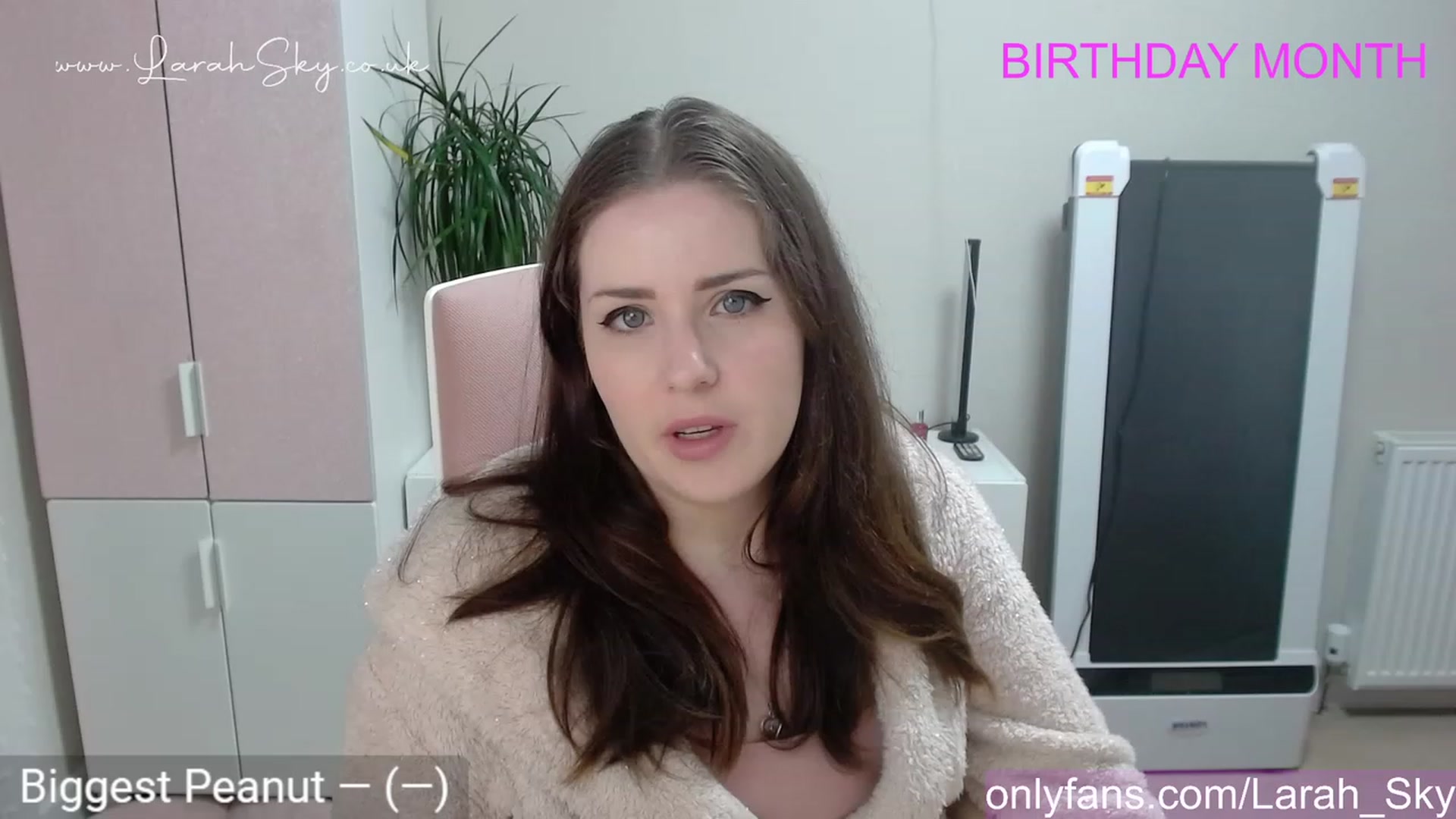 Gallery image thumbnail from Larah_Sky's myfreecams stream on, 06/09/2023, 21:49 image 3 of 20