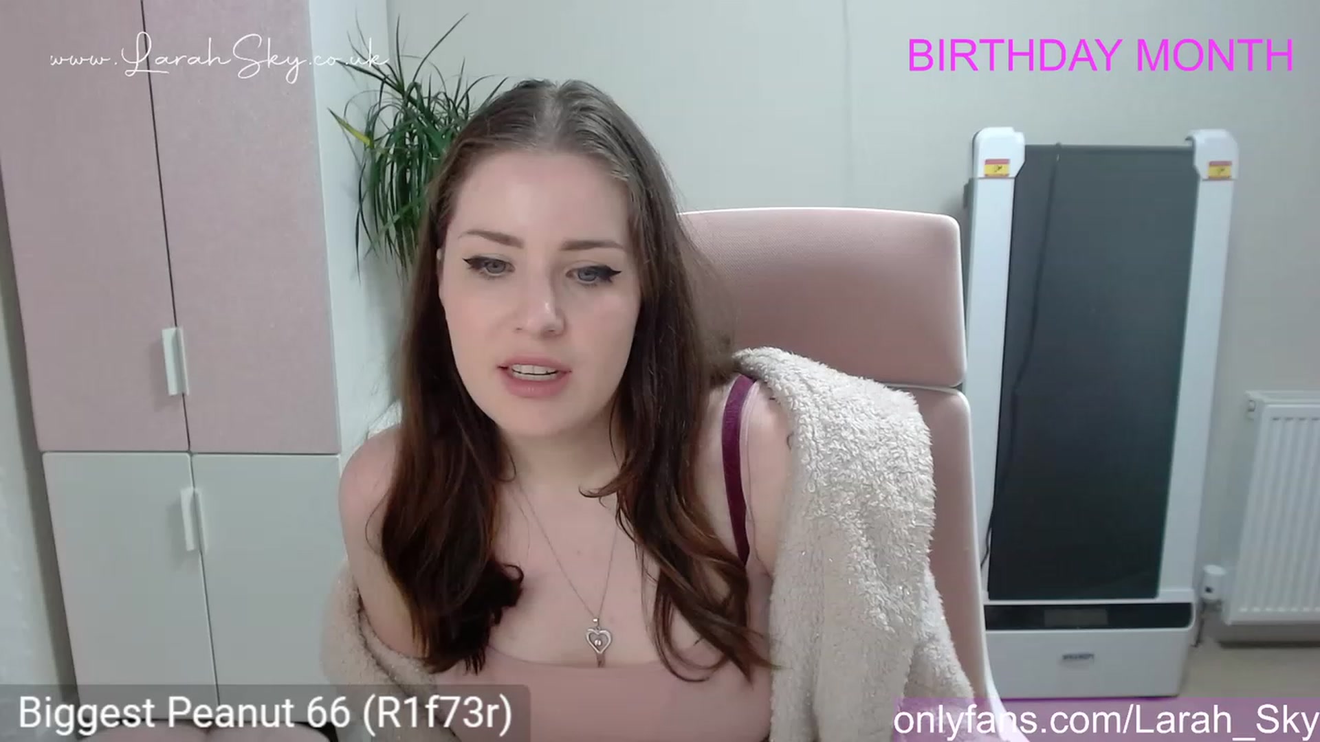 Gallery image thumbnail from Larah_Sky's myfreecams stream on, 06/09/2023, 21:49 image 19 of 20