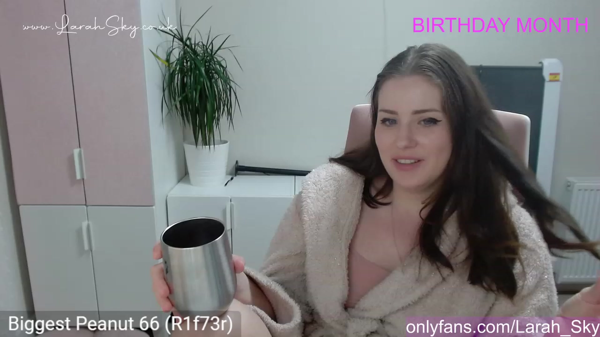 Gallery image thumbnail from Larah_Sky's myfreecams stream on, 06/09/2023, 21:49 image 13 of 20
