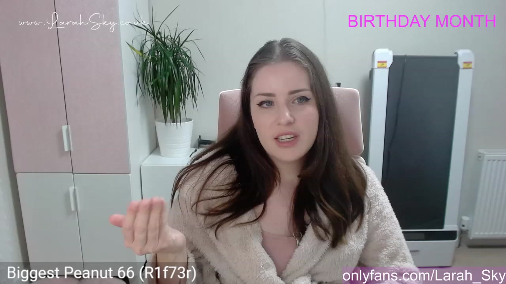 Gallery image thumbnail from Larah_Sky's myfreecams stream on, 06/09/2023, 21:49 image 15 of 20