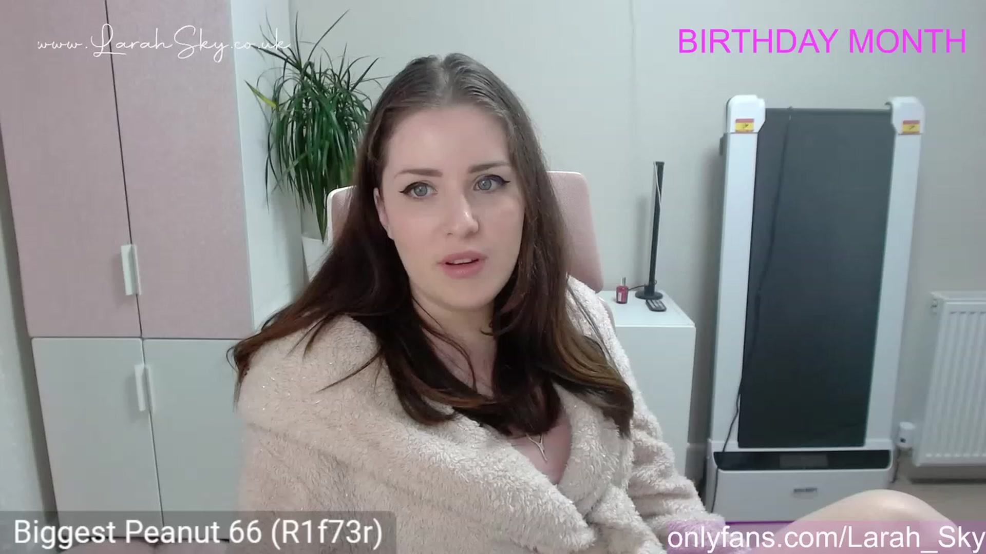 Gallery image thumbnail from Larah_Sky's myfreecams stream on, 06/09/2023, 21:49 image 11 of 20