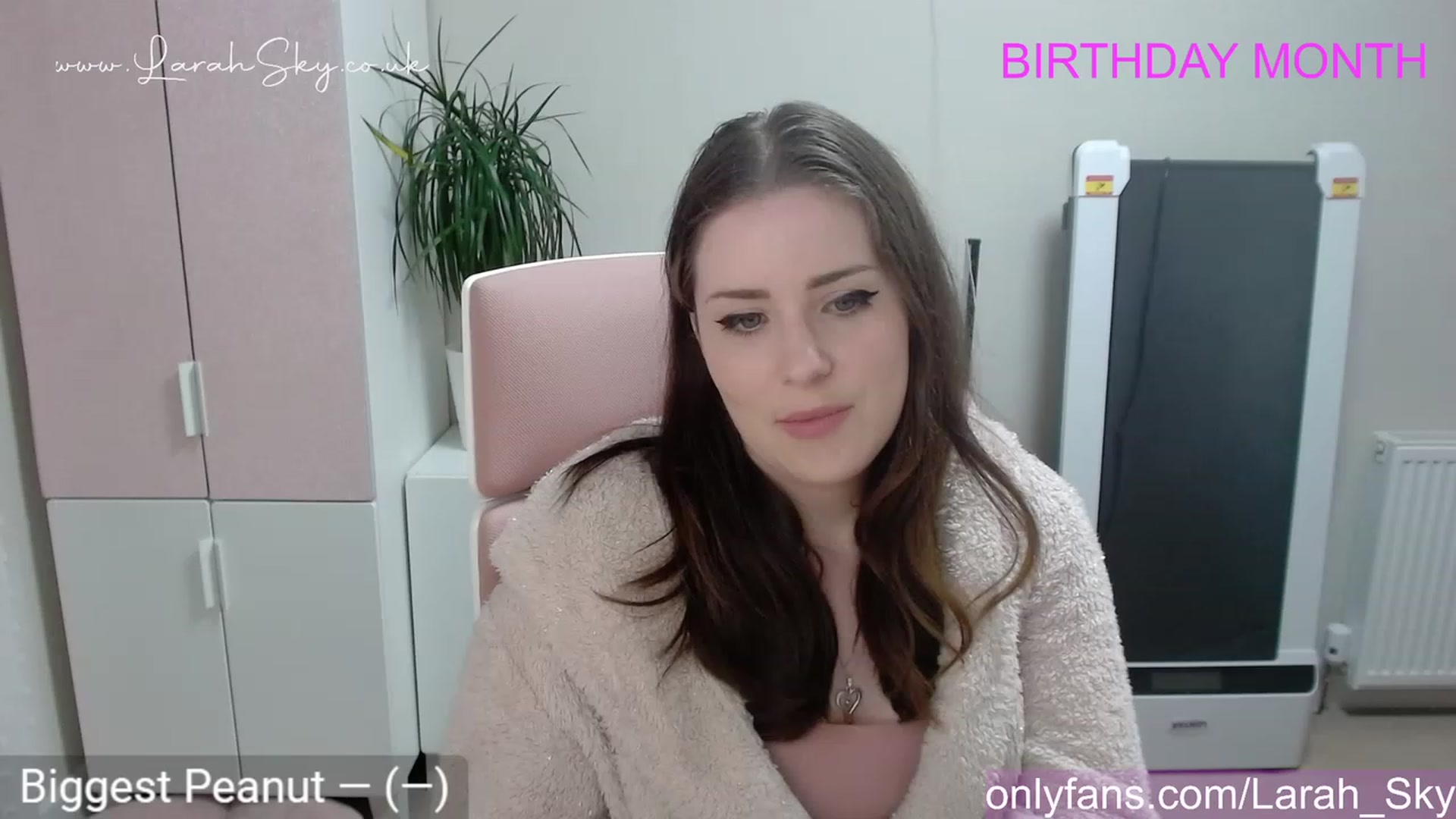 Gallery image thumbnail from Larah_Sky's myfreecams stream on, 06/09/2023, 21:49 image 8 of 20