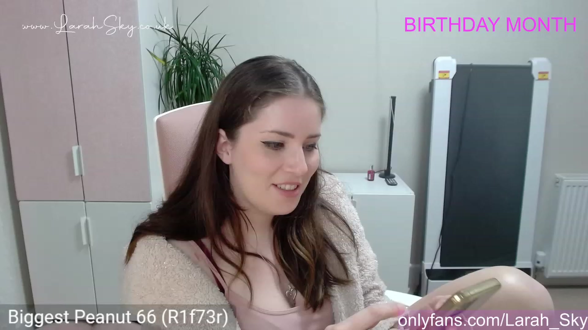 Gallery image thumbnail from Larah_Sky's myfreecams stream on, 06/09/2023, 23:33 image 2 of 20