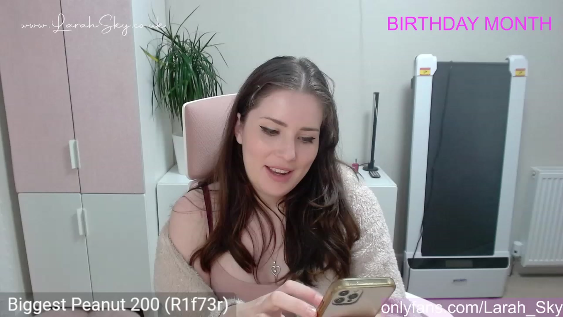 Gallery image thumbnail from Larah_Sky's myfreecams stream on, 06/09/2023, 23:33 image 5 of 20