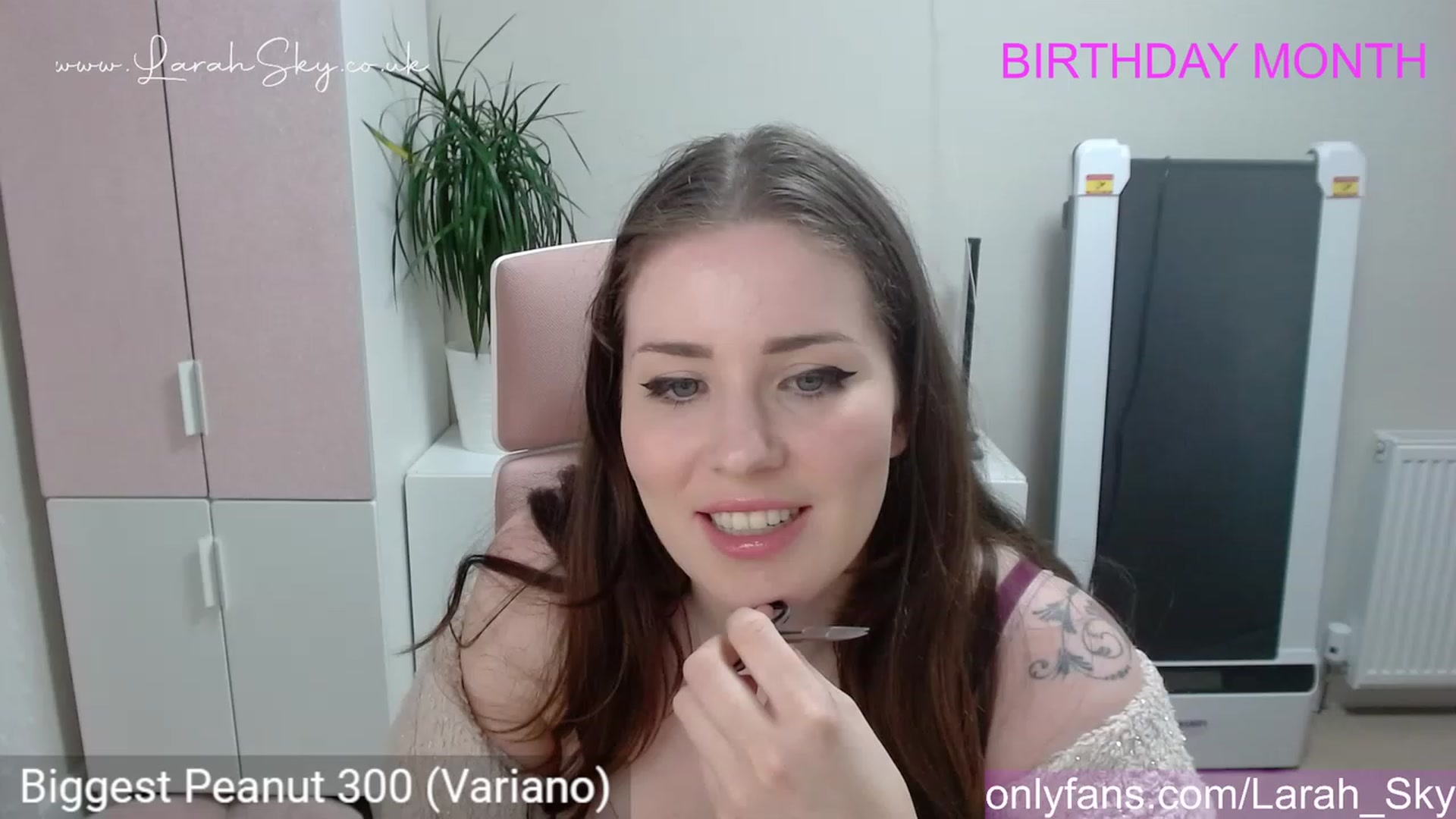 Gallery image thumbnail from Larah_Sky's myfreecams stream on, 06/09/2023, 23:33 image 12 of 20
