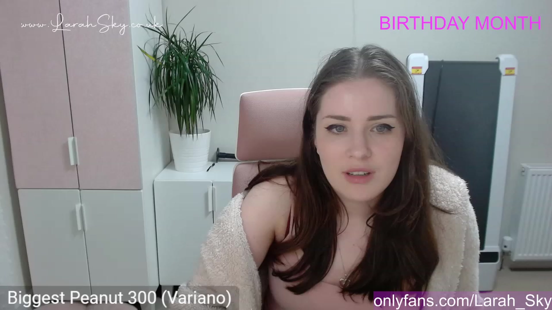 Gallery image thumbnail from Larah_Sky's myfreecams stream on, 06/09/2023, 23:33 image 6 of 20