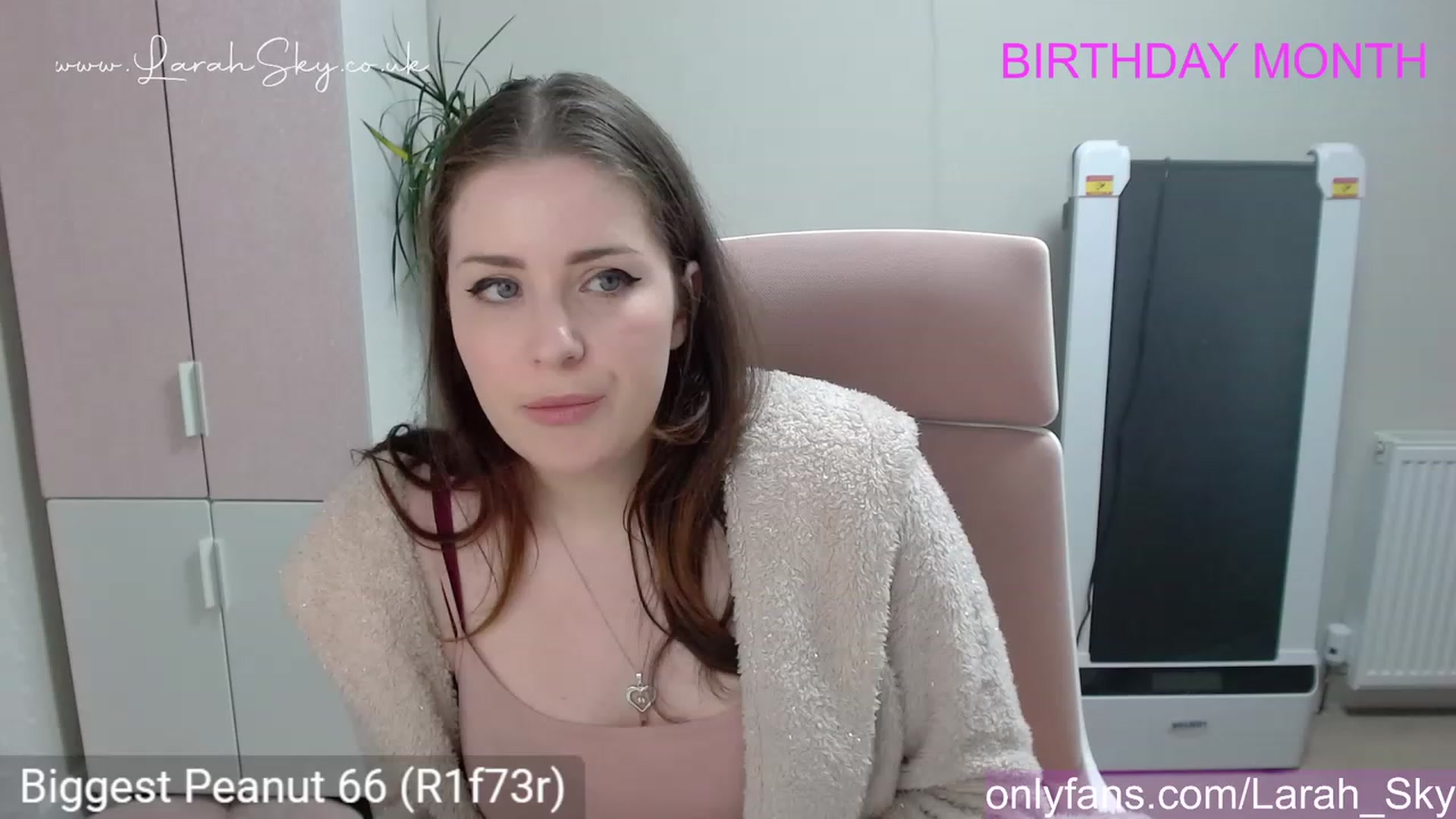 Gallery image thumbnail from Larah_Sky's myfreecams stream on, 06/09/2023, 23:33 image 1 of 20