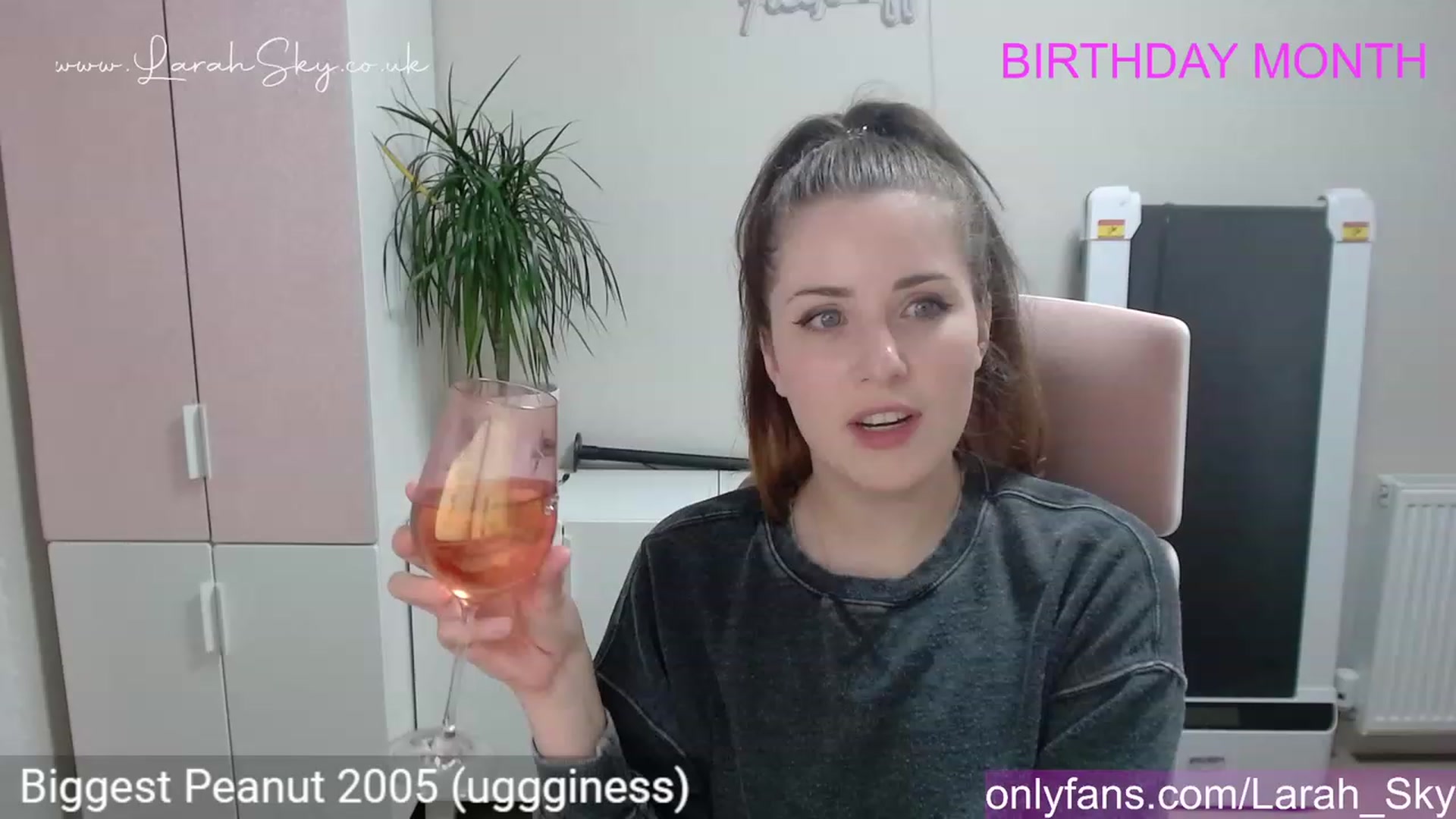 Gallery image thumbnail from Larah_Sky's myfreecams stream on, 06/11/2023, 23:34 image 5 of 20
