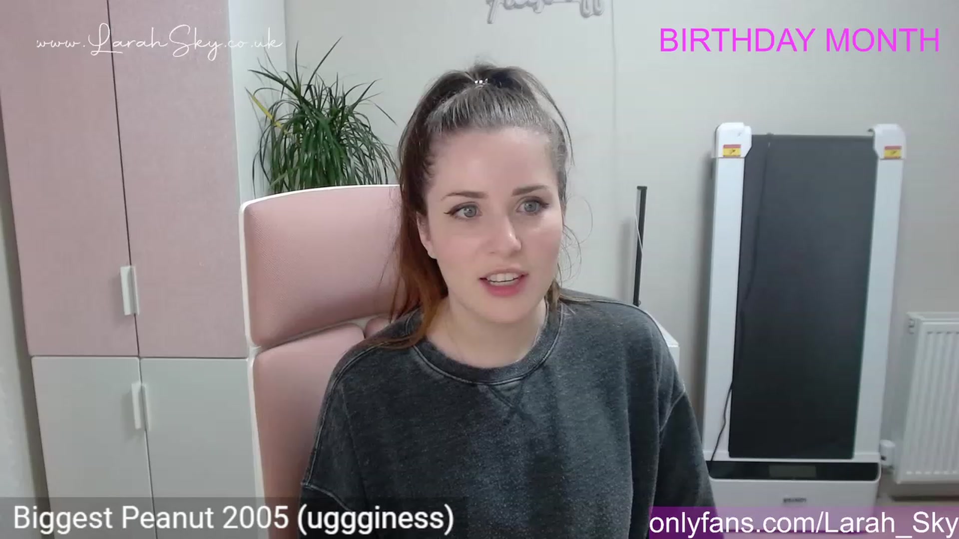 Gallery image thumbnail from Larah_Sky's myfreecams stream on, 06/11/2023, 23:34 image 9 of 20