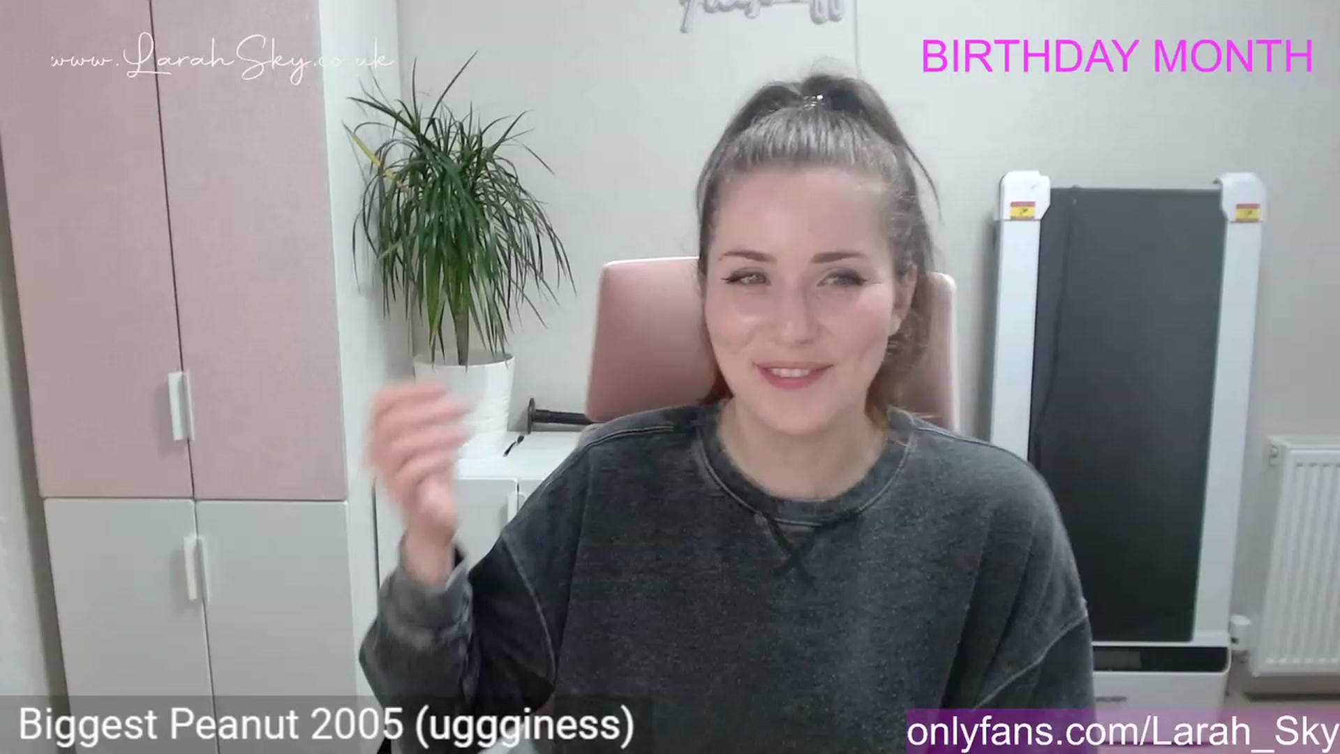 Gallery image thumbnail from Larah_Sky's myfreecams stream on, 06/11/2023, 23:34 image 6 of 20