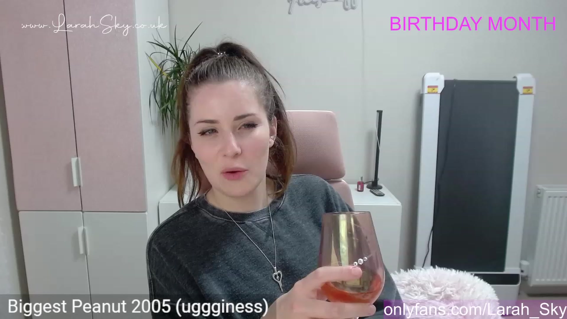Gallery image thumbnail from Larah_Sky's myfreecams stream on, 06/12/2023, 24:24 image 7 of 20