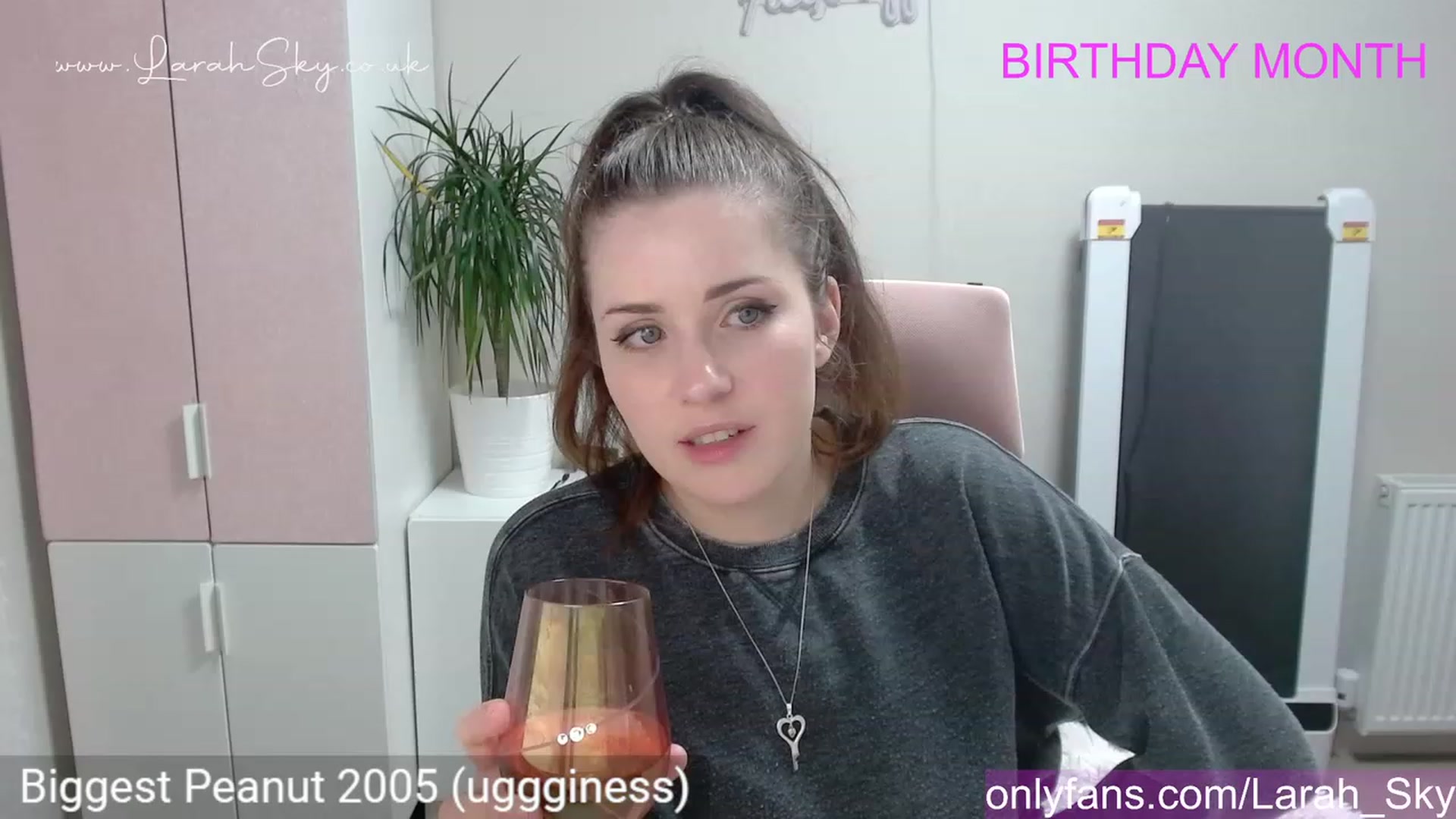 Gallery image thumbnail from Larah_Sky's myfreecams stream on, 06/12/2023, 24:24 image 5 of 20