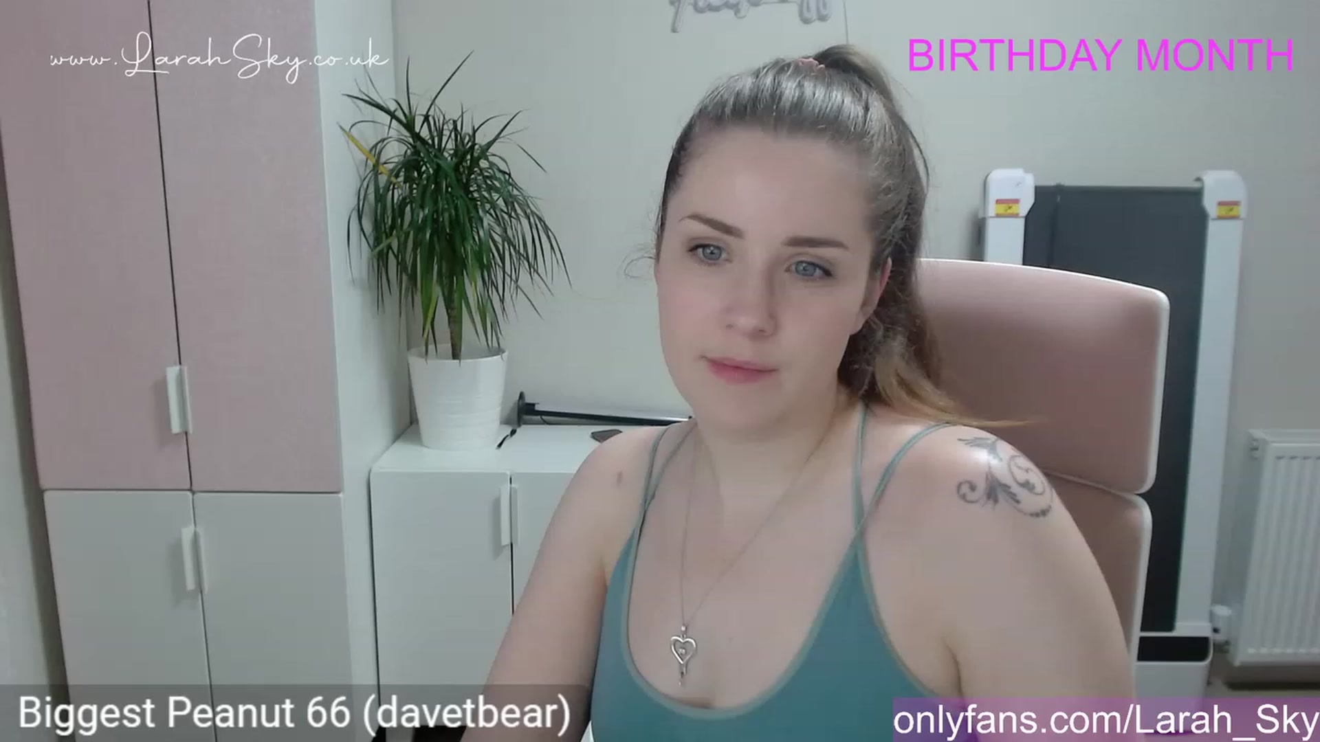 Gallery image thumbnail from Larah_Sky's myfreecams stream on, 06/12/2023, 20:47 image 9 of 20
