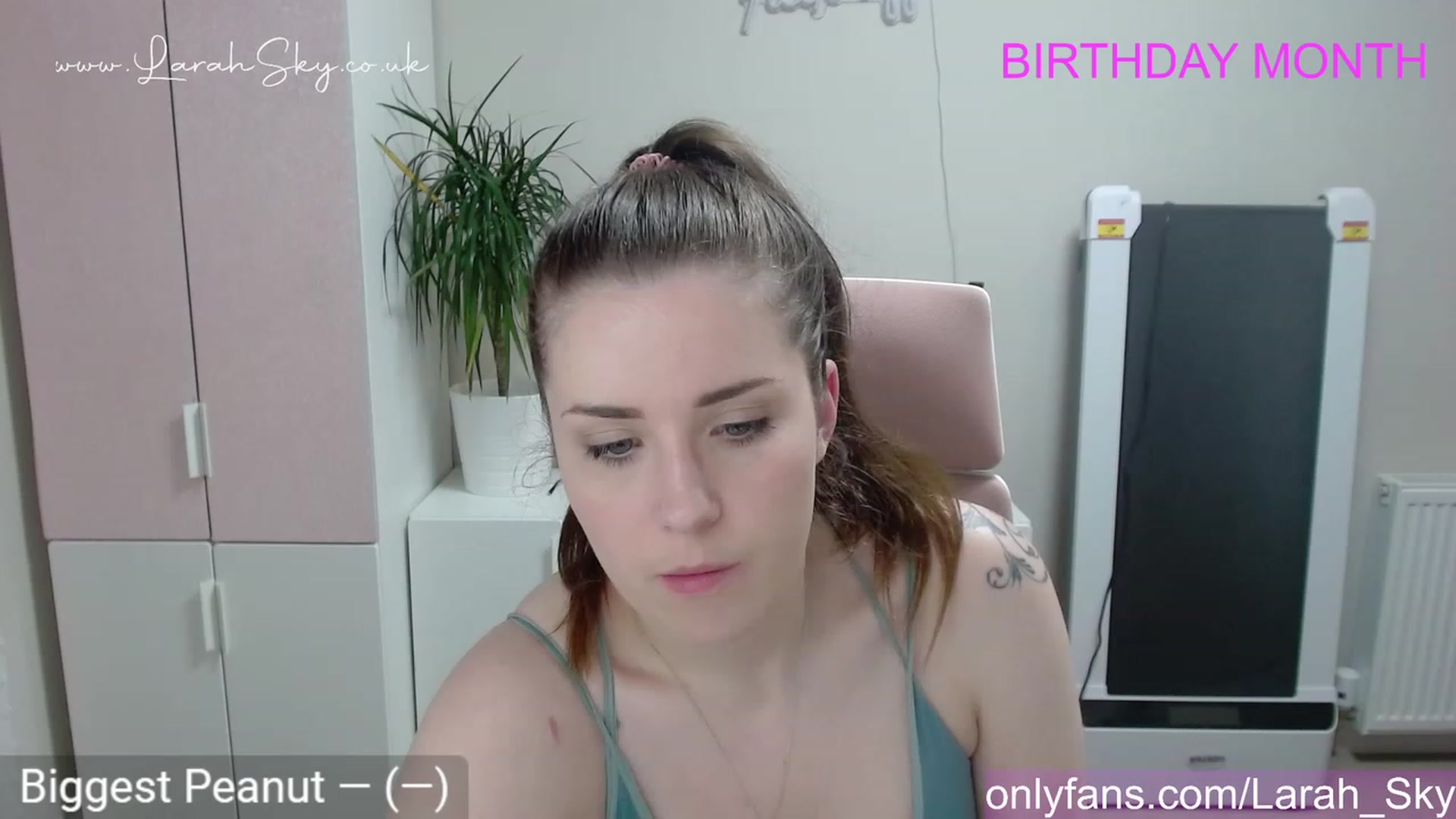Gallery image thumbnail from Larah_Sky's myfreecams stream on, 06/12/2023, 20:47 image 1 of 20