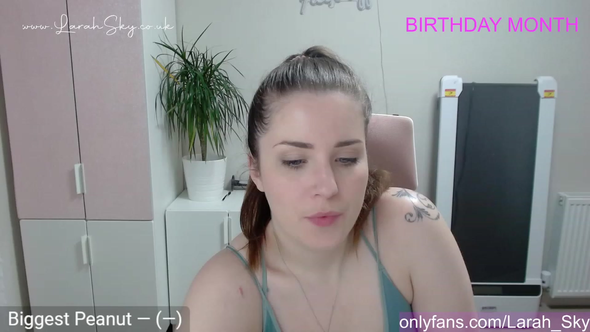 Gallery image thumbnail from Larah_Sky's myfreecams stream on, 06/12/2023, 20:47 image 2 of 20